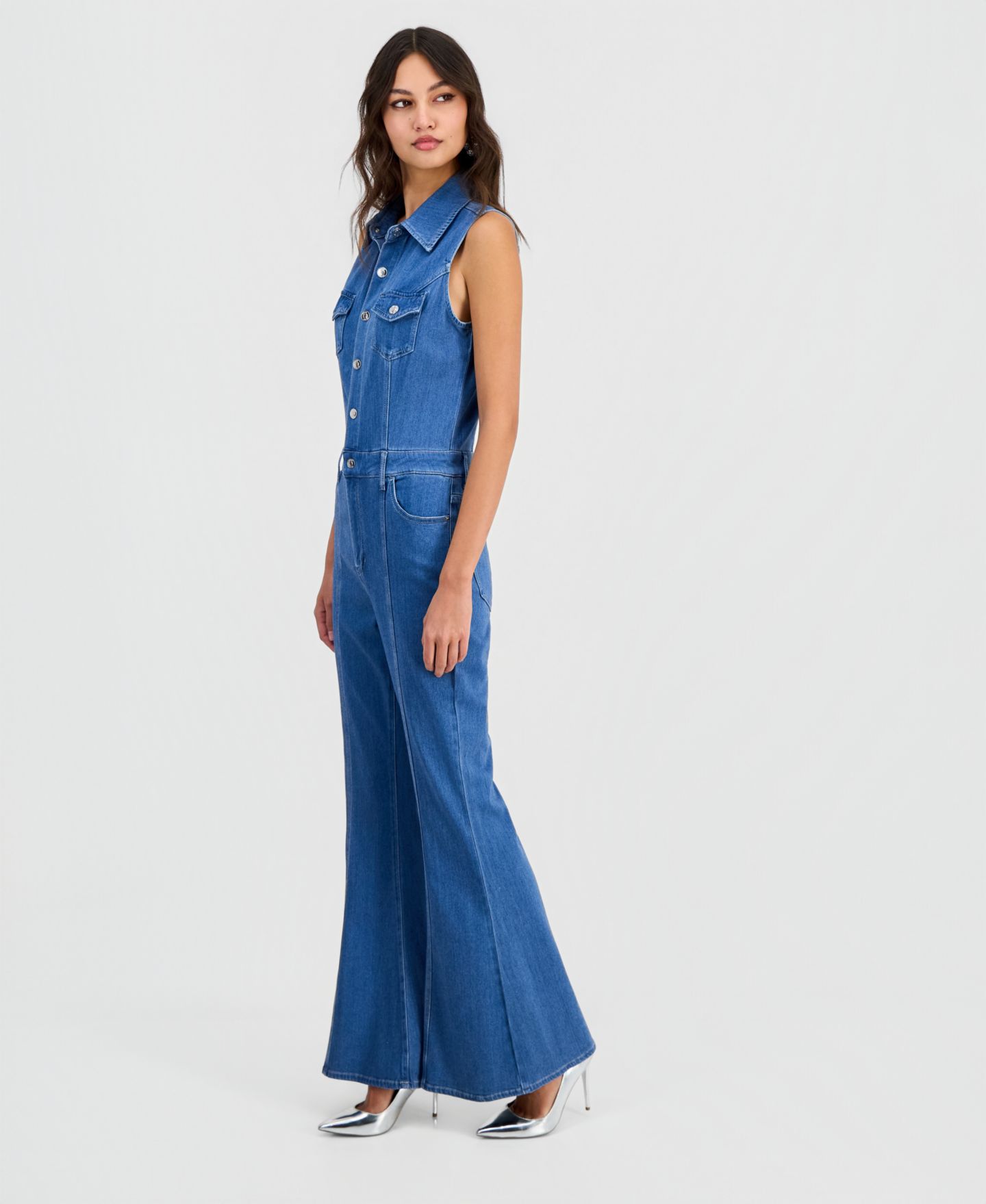 Женский комбинезон GUESS Harlo Sleeveless Flared-Leg Denim Jumpsuit, цвет: Cool Current — фото 3