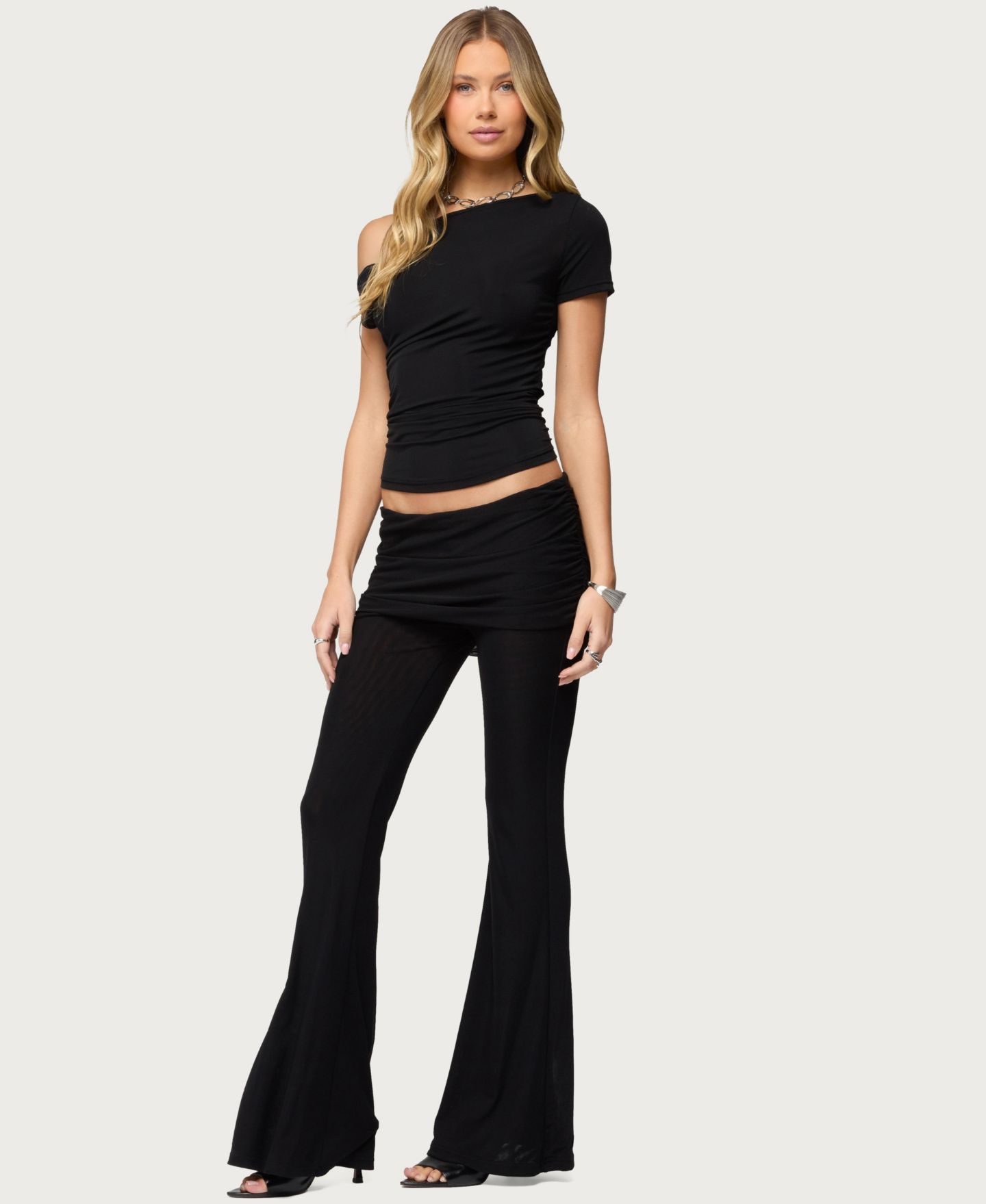 Женский топ Edikted Halli Twisted Off Shoulder Top, цвет: Чёрный — фото 3