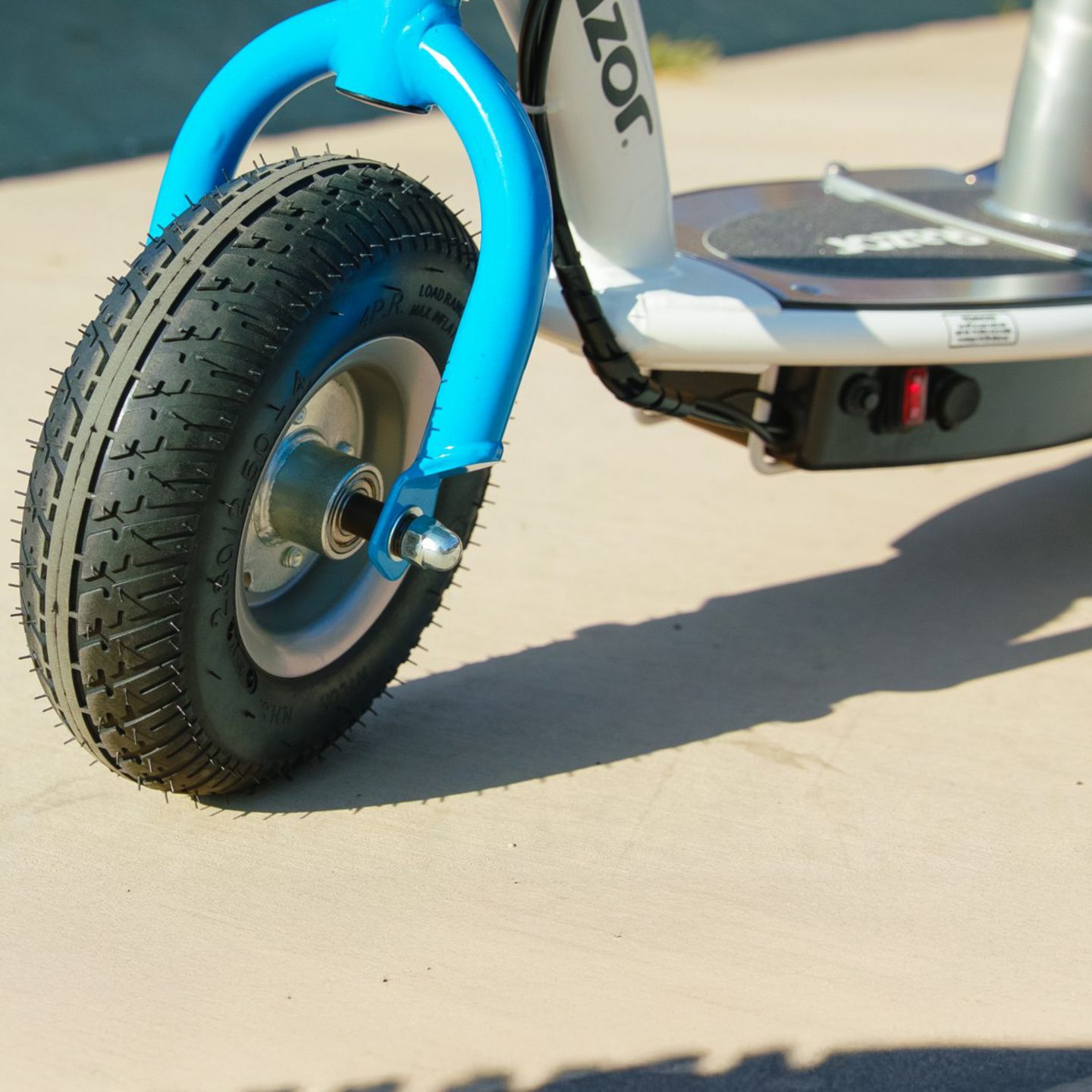 Детская игрушка Razor E300S Electric Seated Scooter, 220 lb. Capacity, Ages 13+ — фото 4