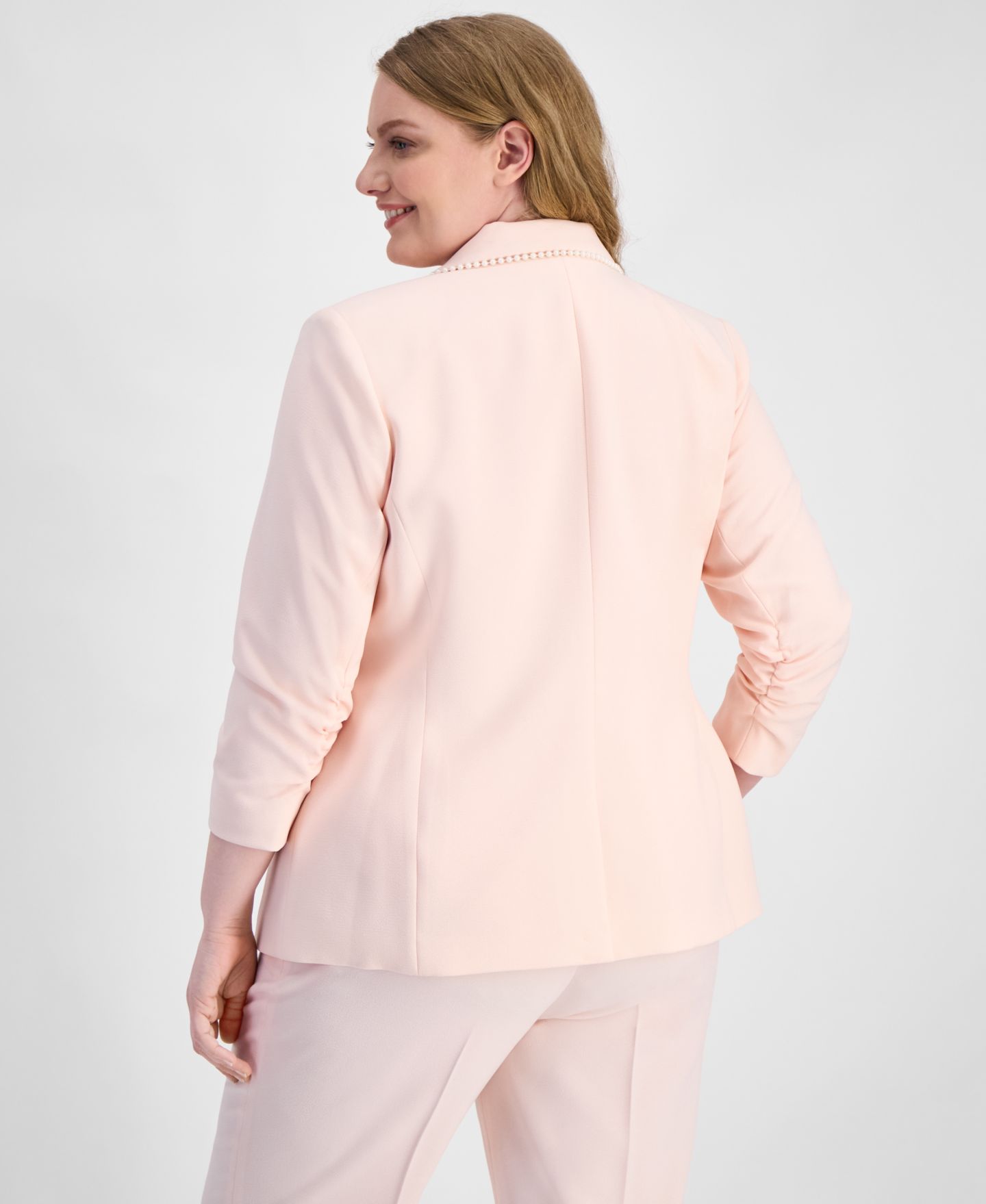 Женский пиджак Tahari ASL Plus Size Faux-Pearl-Trim Ruched-Sleeve Blazer, цвет: Чайный розовый — фото 4