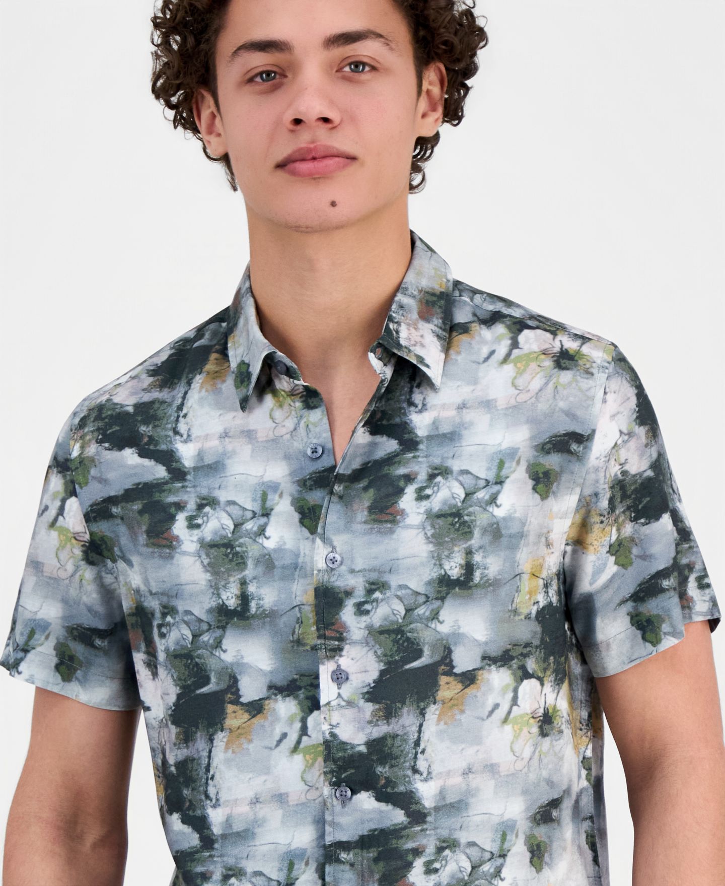 Мужская рубашка GUESS Abstract-Print Short-Sleeve, цвет: Разноцветный — фото 3