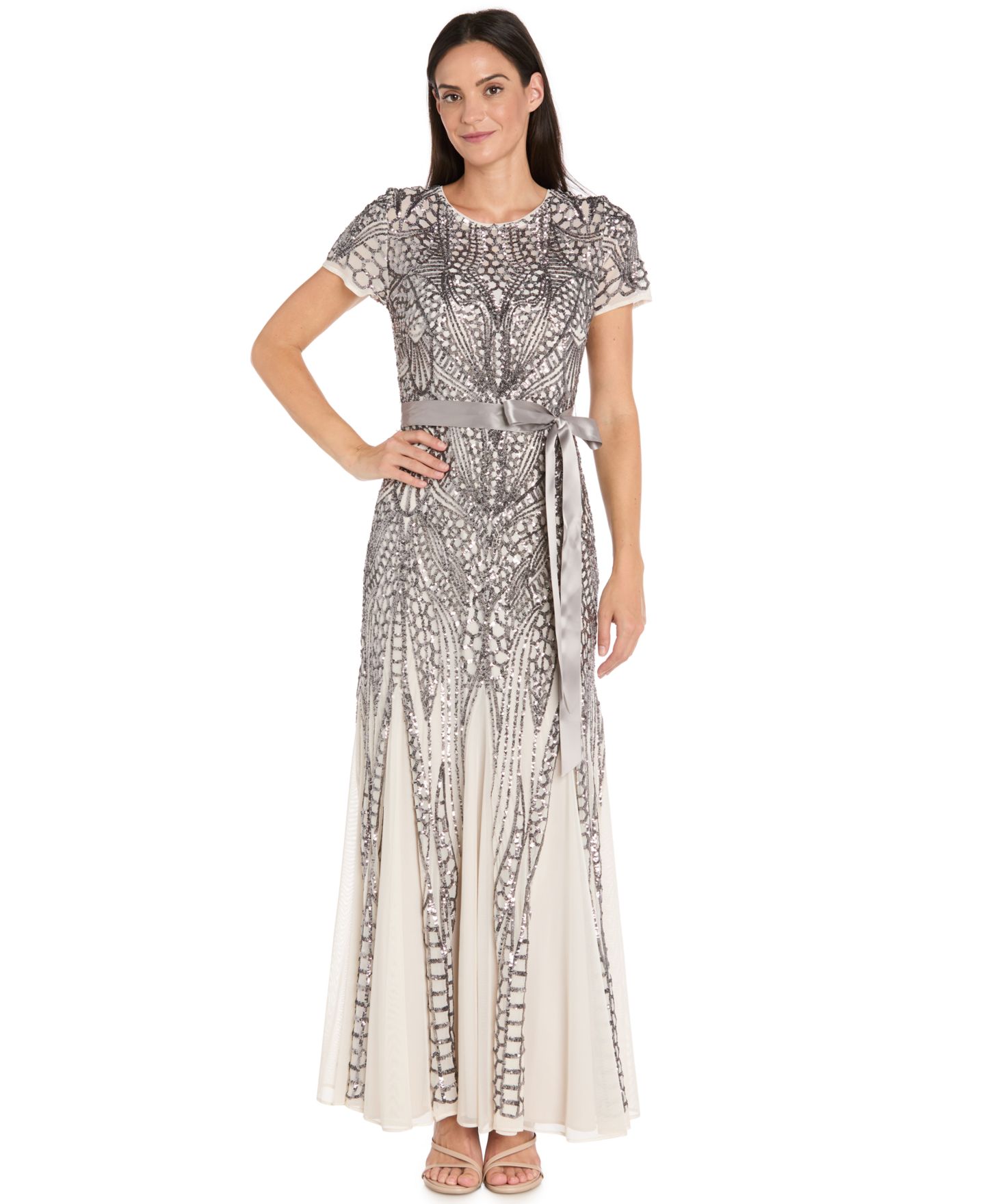 Женское платье R & M Richards Long Sequin Short-Sleeve Gown, цвет: Слоновая кость / Оловянный — фото 1