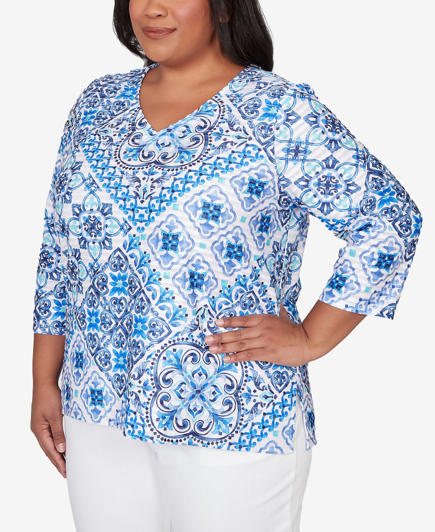 Женский топ Alfred Dunner Plus Size Mykonos Aegean Tile V-Neck, цвет: Синий — фото 2