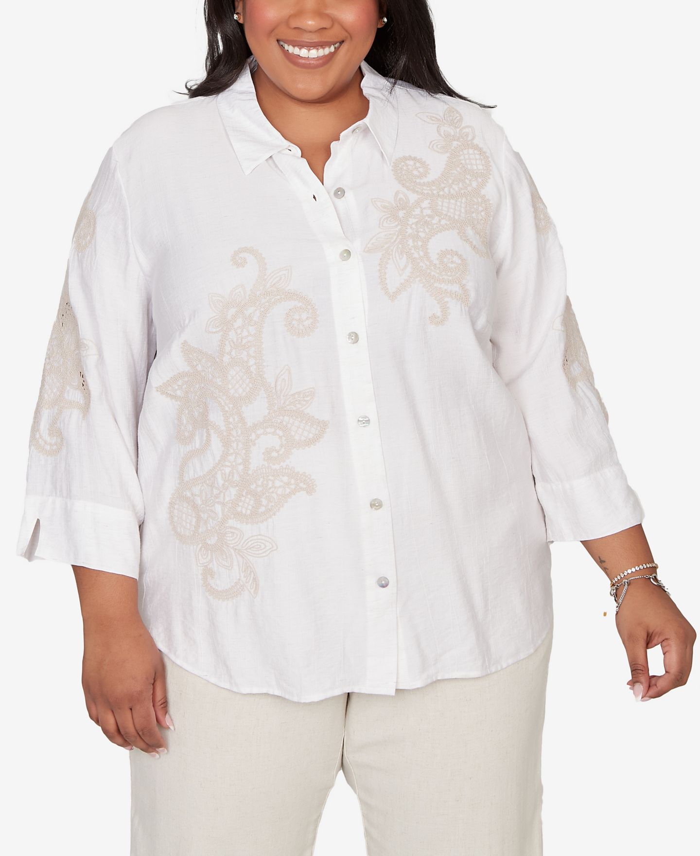 Женский топ Alfred Dunner Plus Size Natural Wonder Scroll Soutache Button-Front Closure, цвет: Белый — фото 1