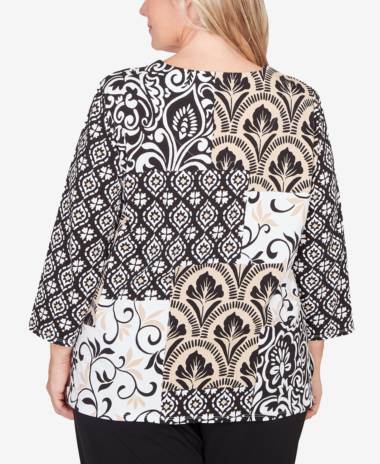 Женский топ Alfred Dunner Plus Size Classic Geometric Scroll Patchwork Split Neck, цвет: Рыжевато-коричневый / Чёрный — фото 5