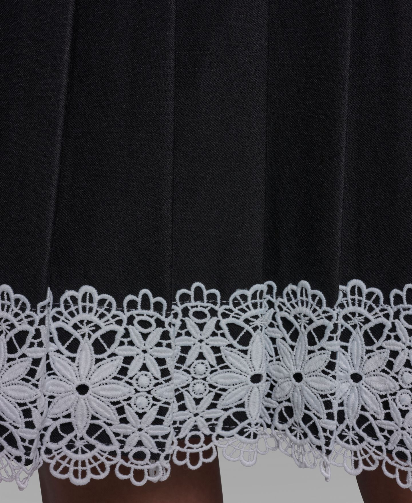 Женская юбка KARL LAGERFELD PARIS Pleated Lace Trim, цвет: Чёрный — фото 6