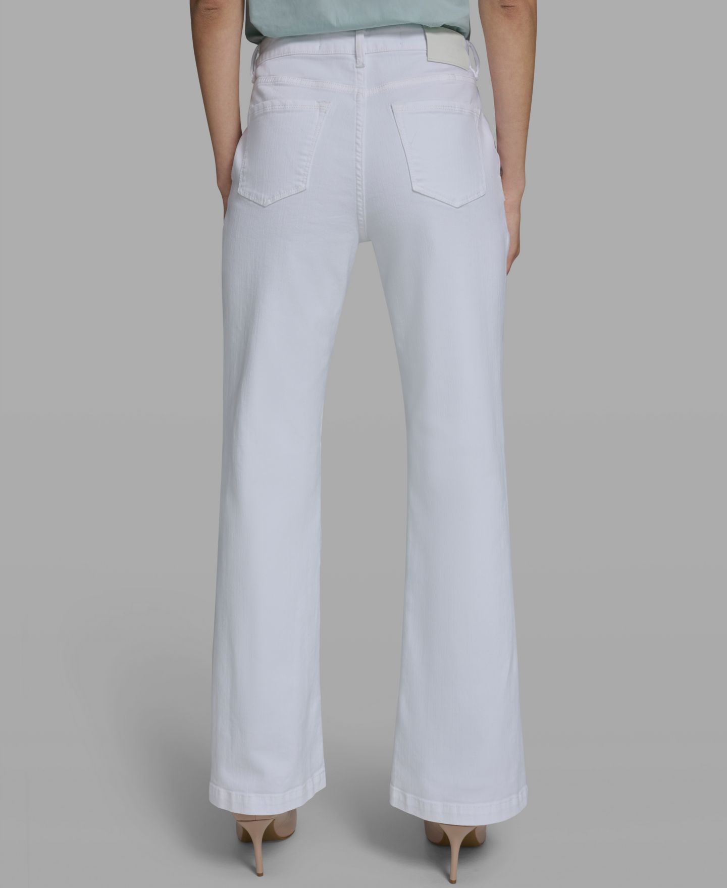 Женские джинсы KARL LAGERFELD PARIS Mid-Rise Studded-Pocket Flare, цвет: Белый джинсовый — фото 5