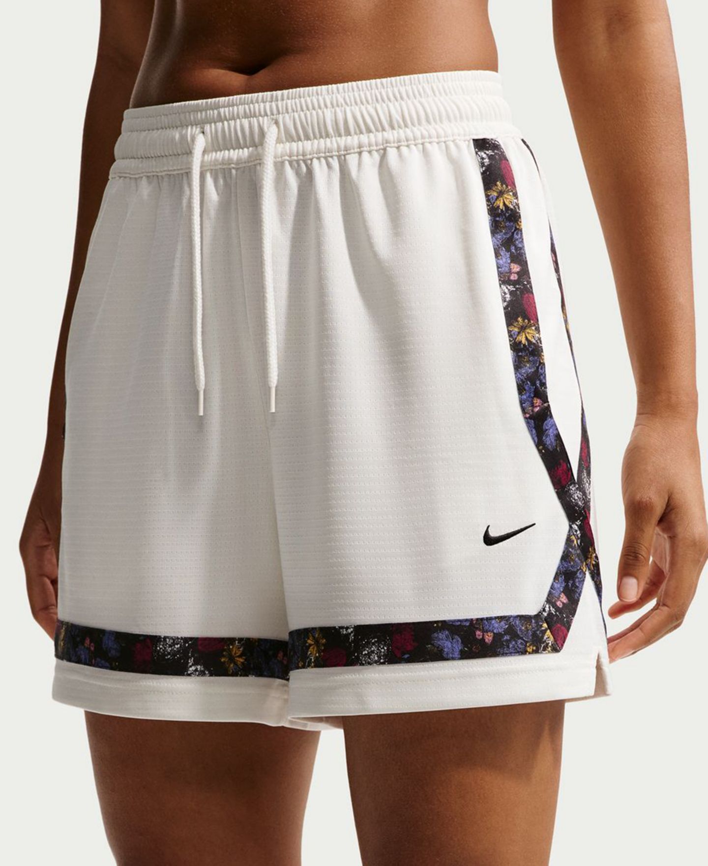 Женские шорты Nike Dri-FIT Basketball, цвет: Молочный / Чёрный — фото 2
