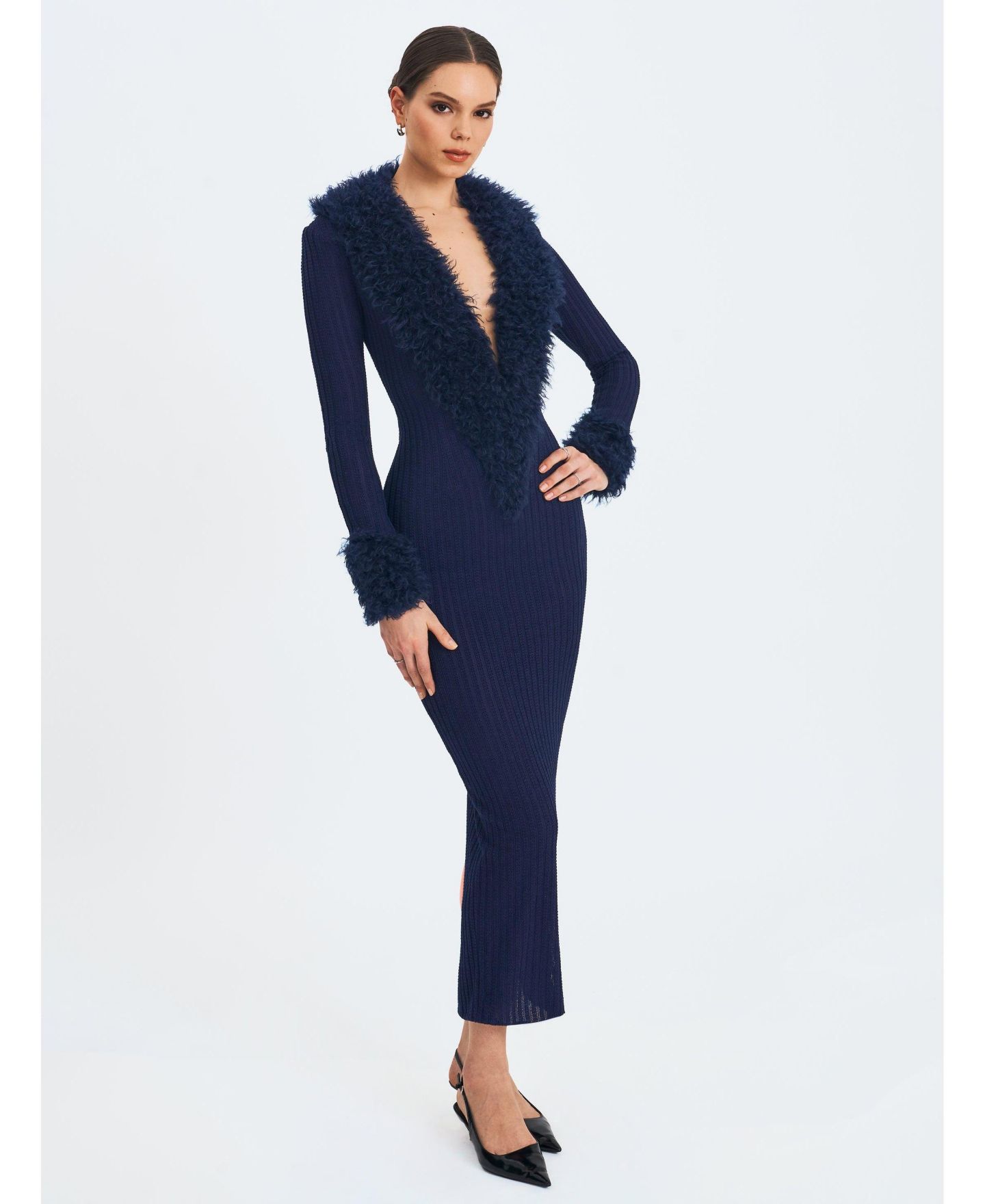 Женское платье Miss Circle Romina Plunging Fur Trimmed Crochet Maxi, цвет: Тёмно-синий — фото 3