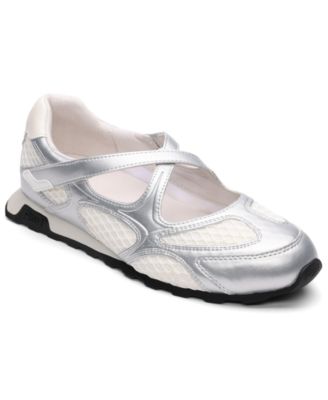 Women's Kore Round Toe Slip-On Sneakers