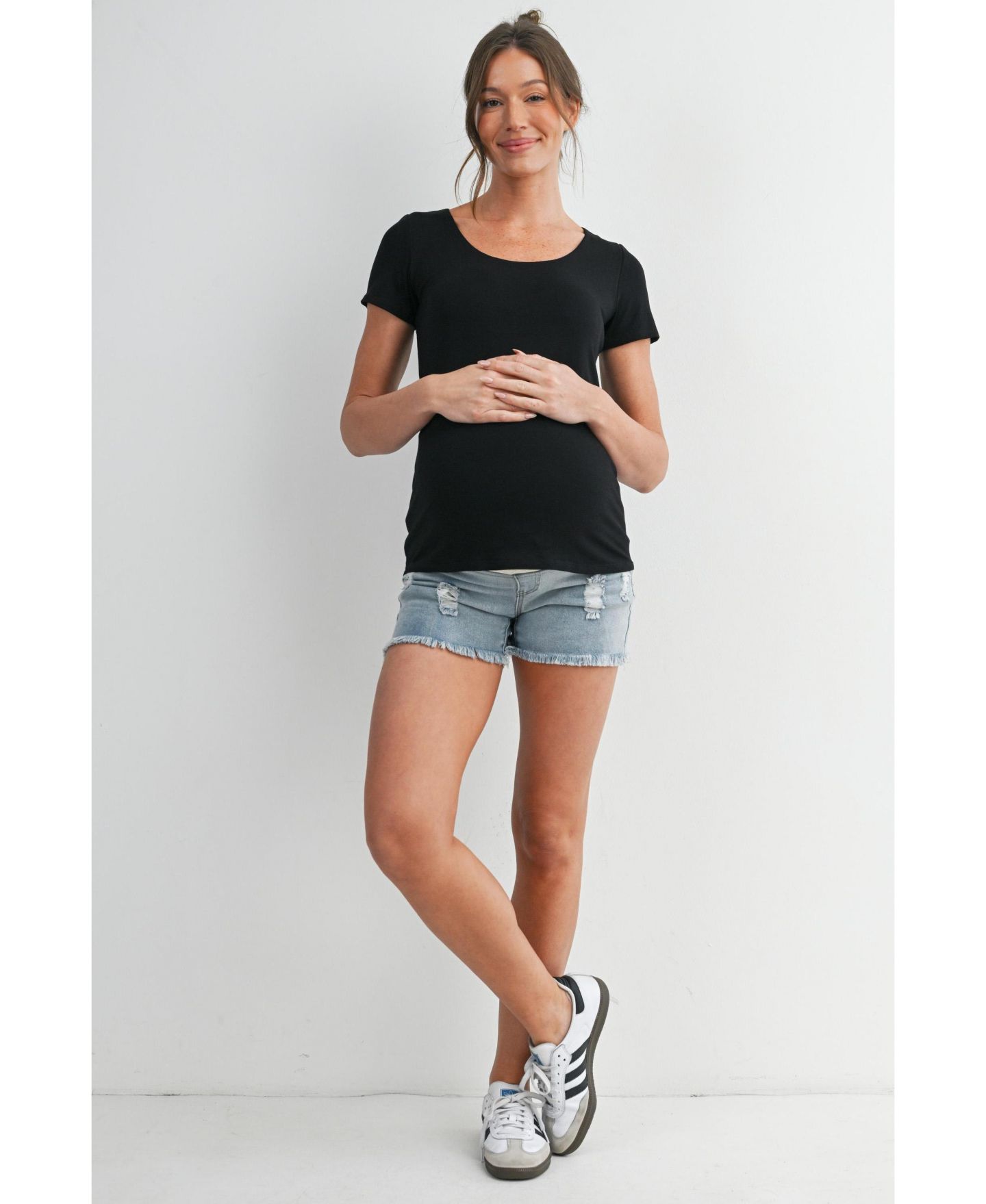 Женская футболка Hello Miz Maternity Scoop Neck Short-Sleeve Fitted, цвет: Чёрный — фото 4