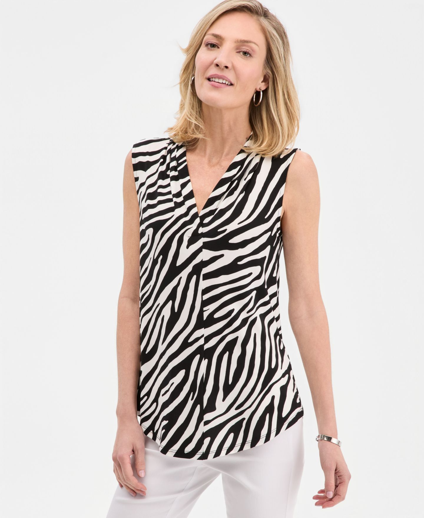 Женский топ JM Collection Printed Sleeveless V-Neck Knit Top, цвет: Глубокий чёрный — фото 1