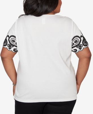 Plus Size Crowd Pleaser Paisley Border Top With Necklace