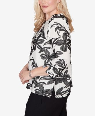 Petite Crowd Pleaser Embroidered Flower Top with Necklace