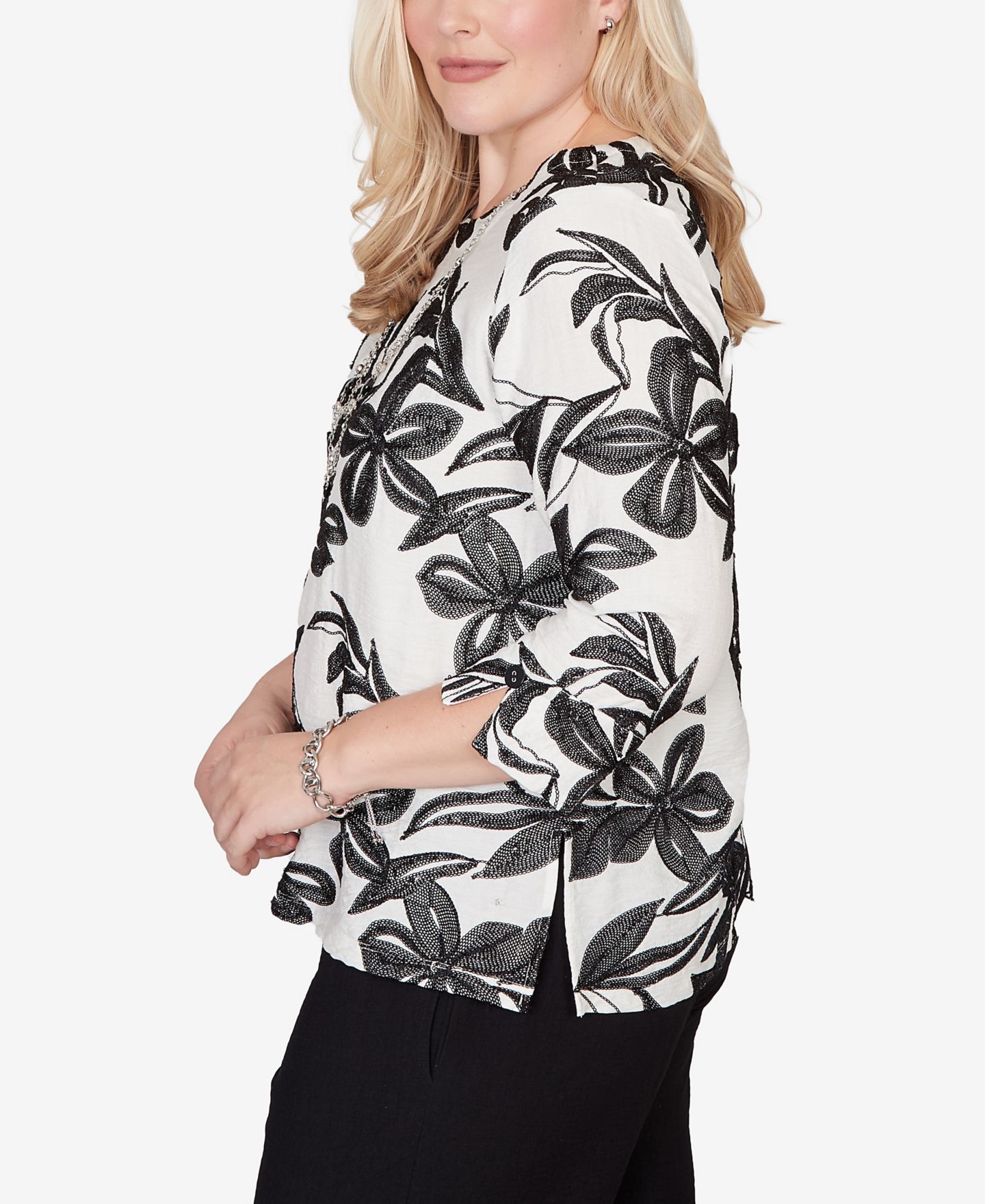Женский топ Alfred Dunner Petite Crowd Pleaser Embroidered Flower with Necklace, цвет: Белый — фото 4