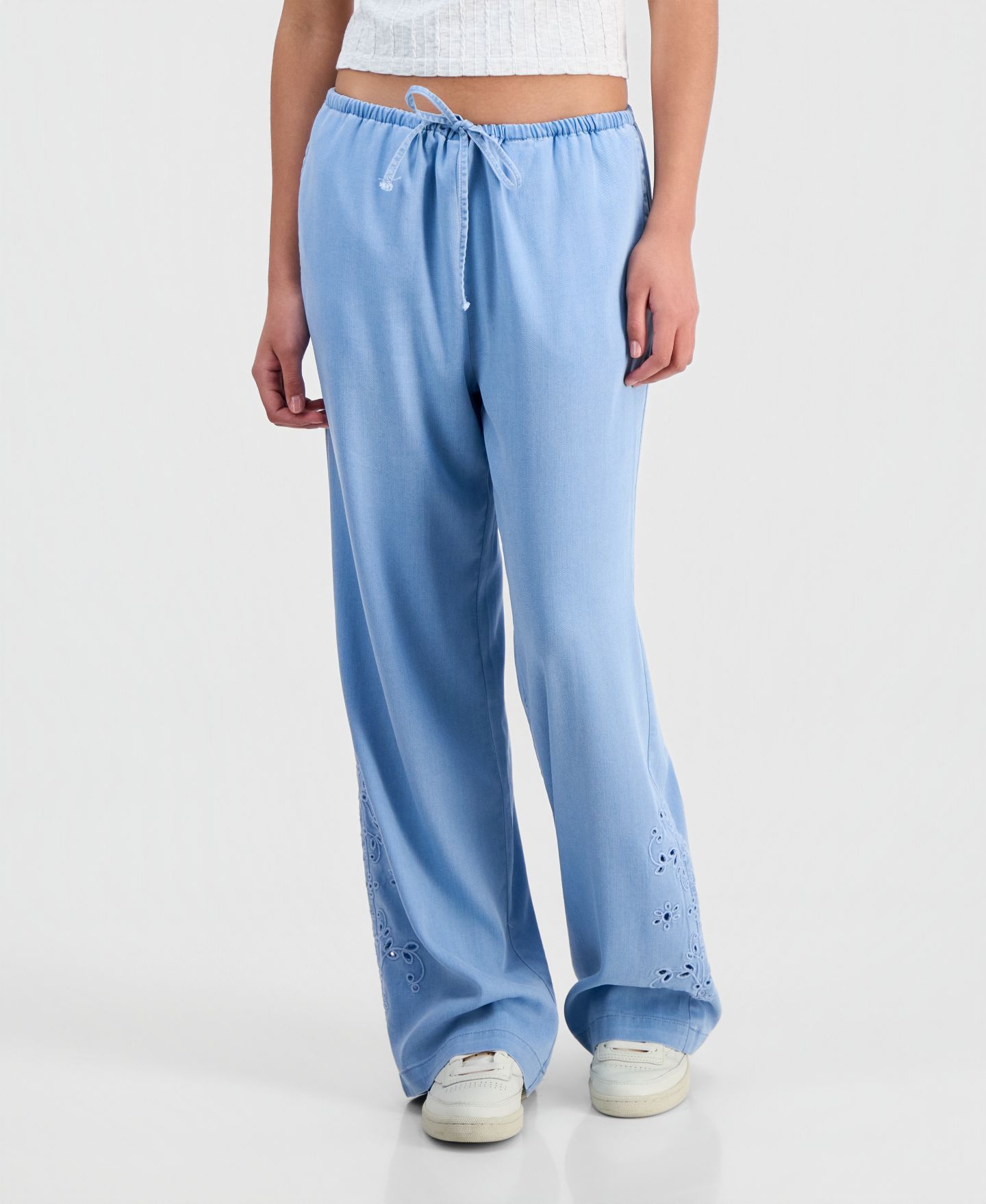 Женские джинсы Indigo Rein Juniors' Chambray Eyelet-Hem Drawstring, цвет: Светлая варка — фото 4