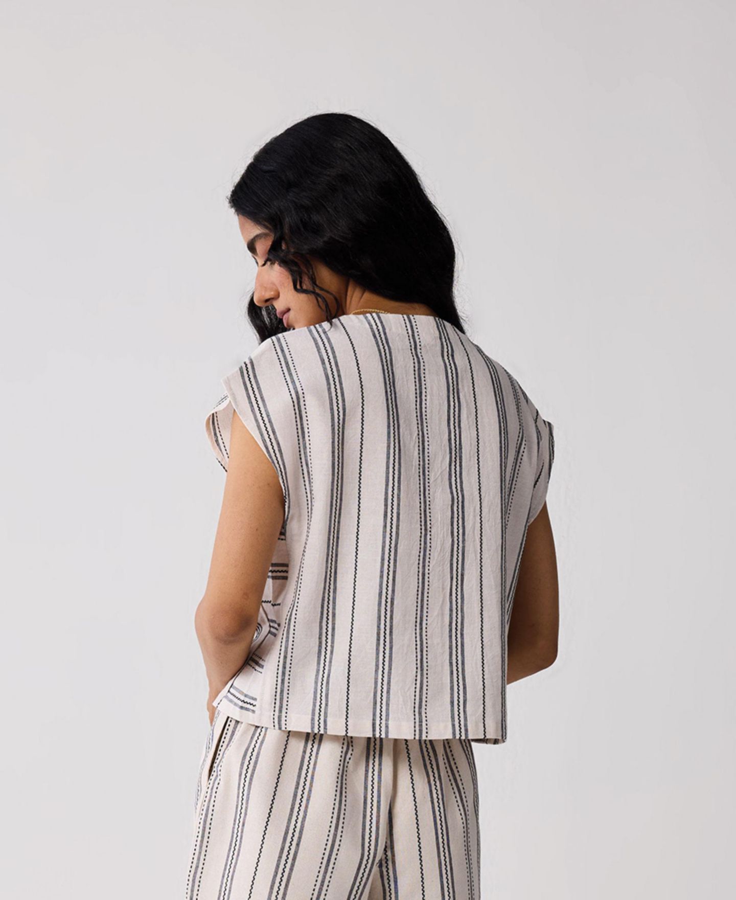 Женский топ Reistor Relaxed V-neck in Stripes, цвет: Холщовый — фото 2