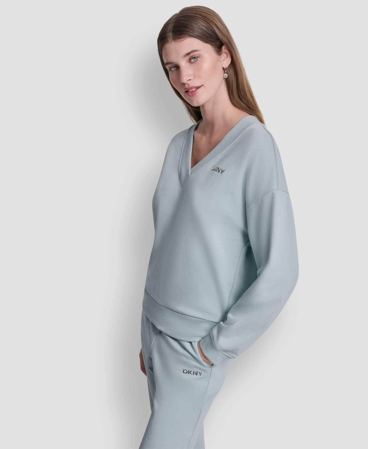 Женская толстовка DKNY Sport Metallic Bubble Logo V-Neck, цвет: Минеральный — фото 3