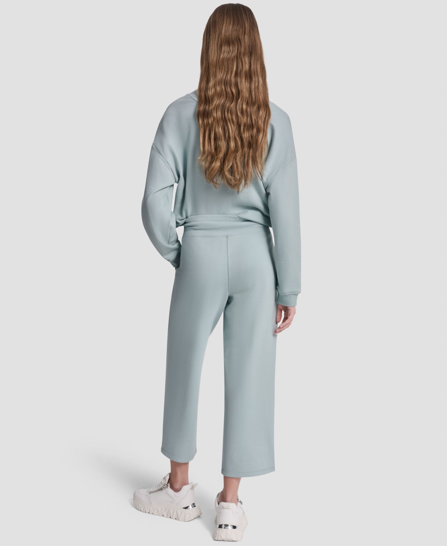 Женские брюки DKNY Sport Metallic Bubble Logo Crop Pants, цвет: Минеральный — фото 5