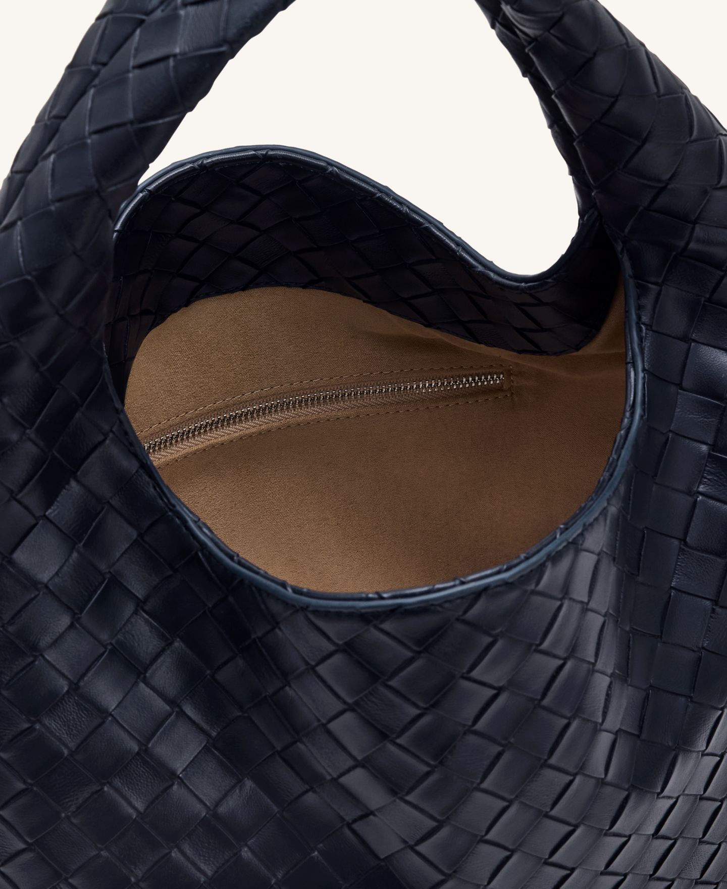 Женская сумка JW PEI Laura Woven Large Shoulder Hobo, цвет: Тёмно-синий — фото 4