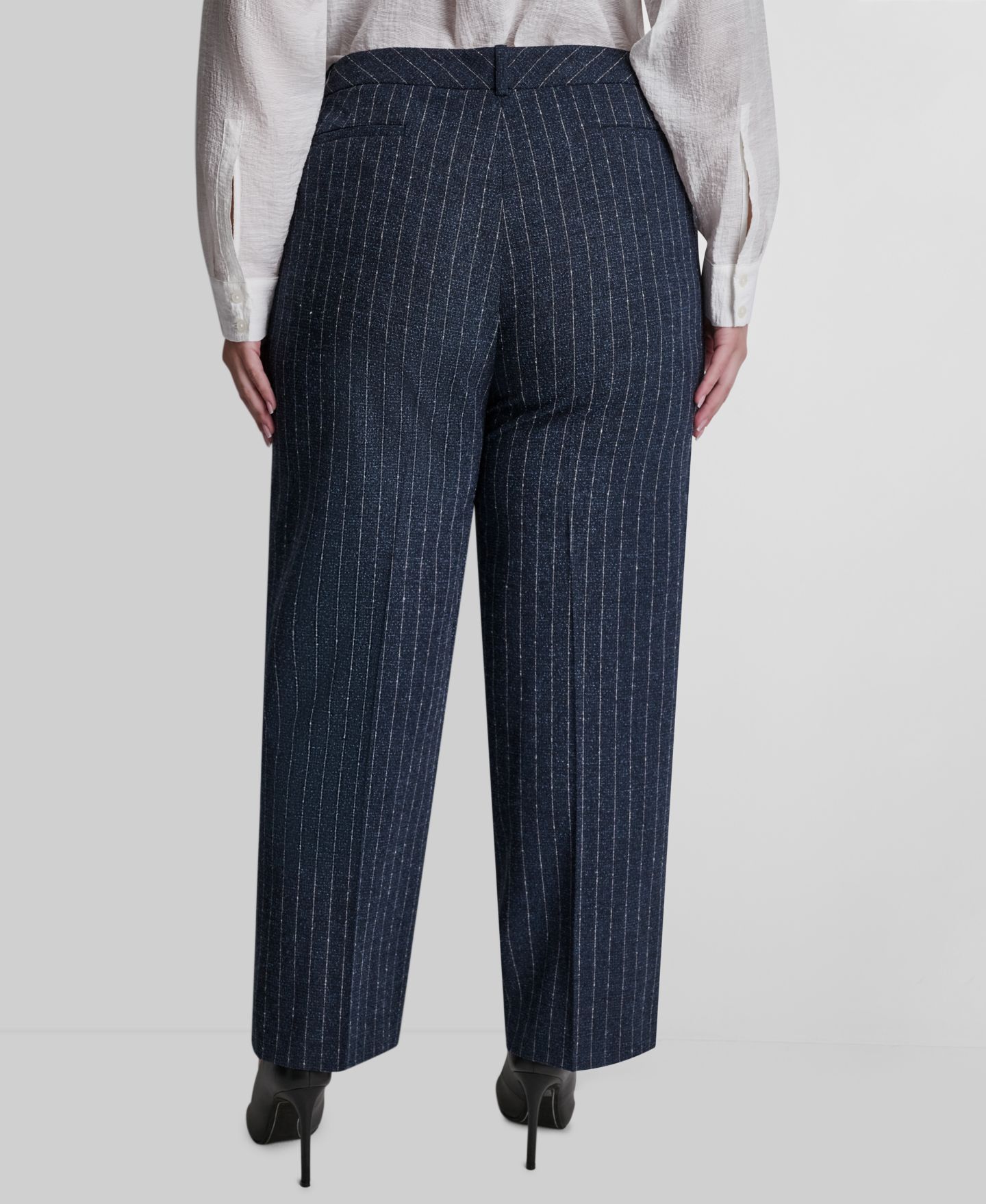 Женские брюки DKNY Plus Size Mid-Rise Pinstripe Pleated, цвет: Тёмно-синий / Комбинированный — фото 6