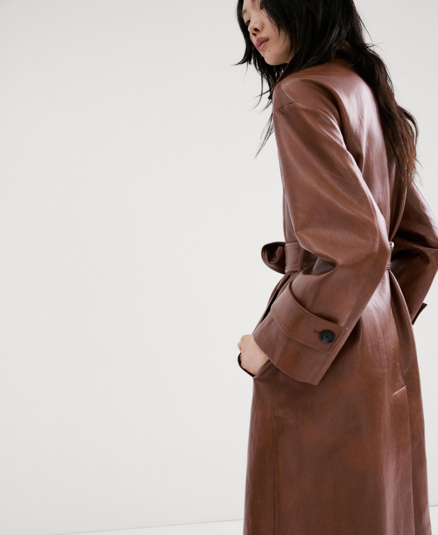 Женское пальто Mango Long Faux-Leather Belt Trench, цвет: Коричневый — фото 3