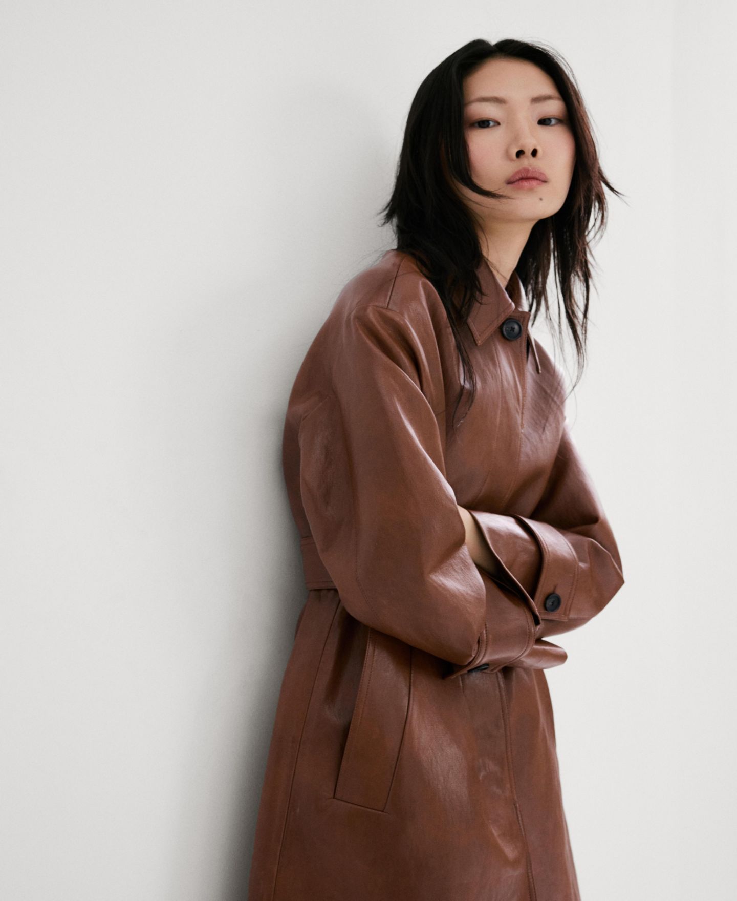 Женское пальто Mango Long Faux-Leather Belt Trench, цвет: Коричневый — фото 6