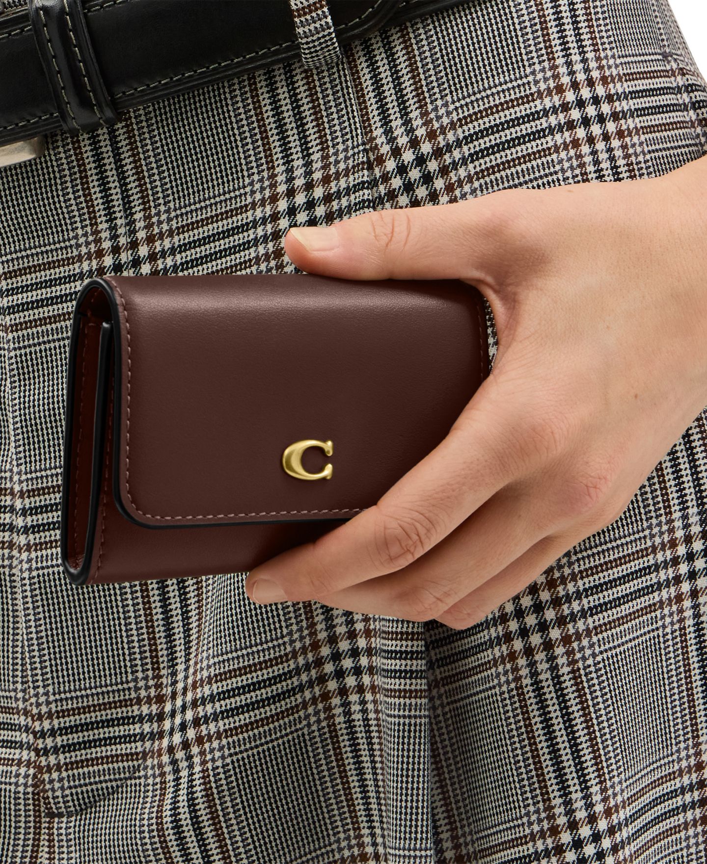 Женский кошелёк COACH Essential Leather Flap Card Case, цвет: Латунный / Кленовый — фото 2
