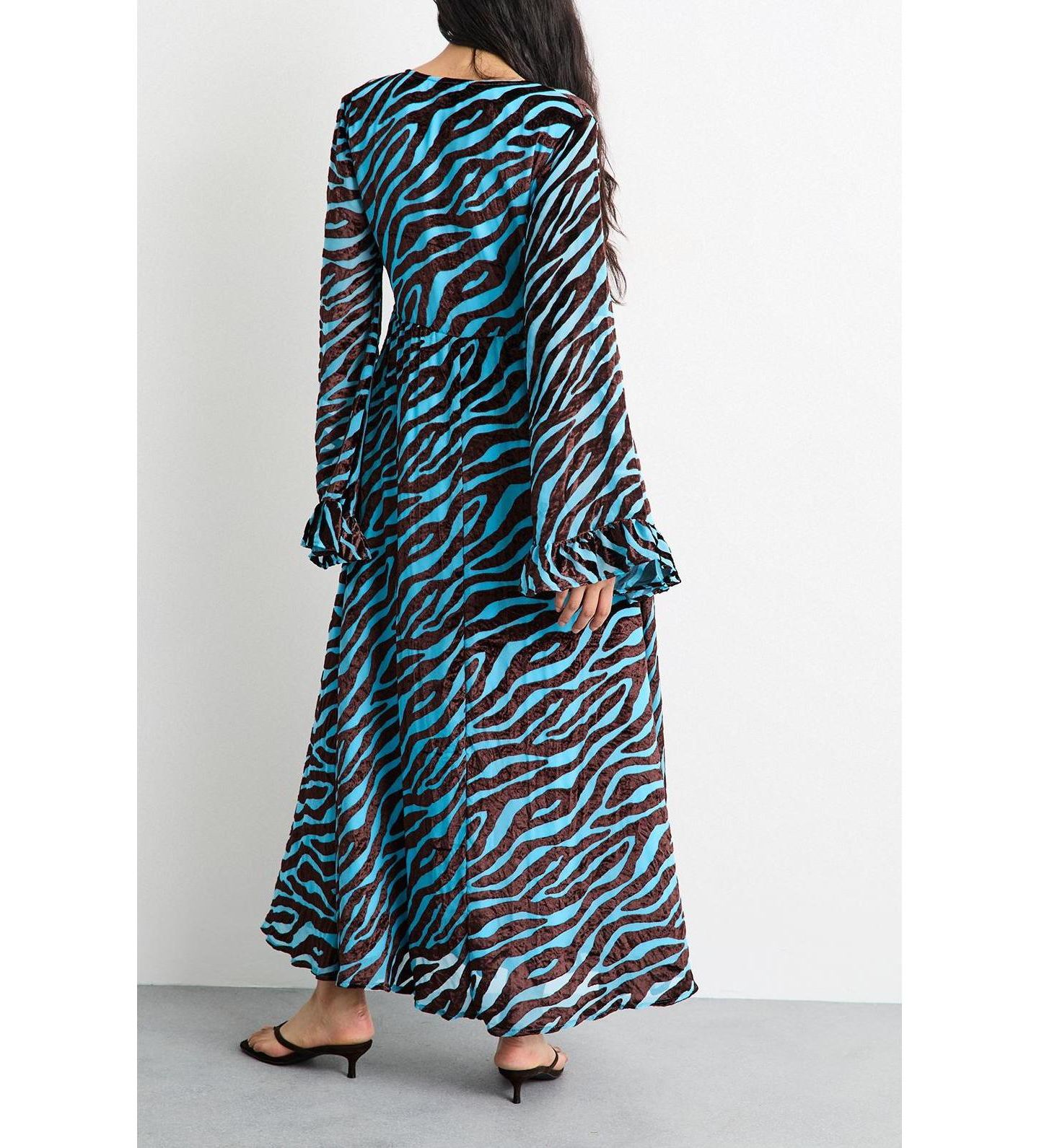 Женское платье Warehouse Burnout Velvet Plunge Maxi, цвет: Синий — фото 6