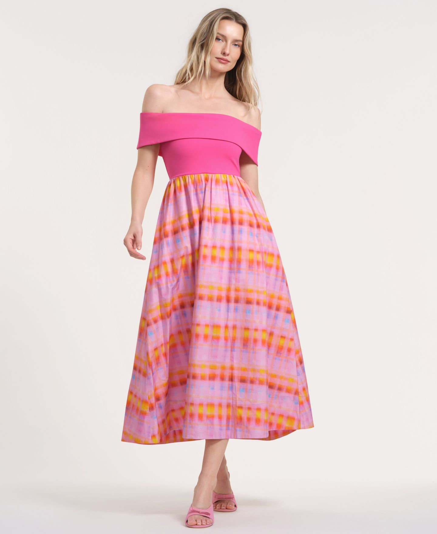 Женское платье Isaac Mizrahi Off-The-Shoulder Printed Maxi, цвет: Розовый / Клетчатый — фото 1