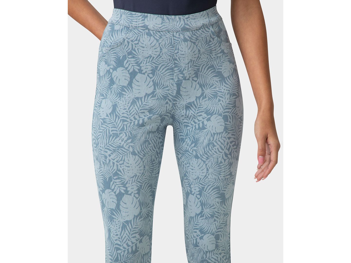 Женские брюки Hue Ultra Soft Denim High-Waist Capri Pant, цвет: Синий — фото 5