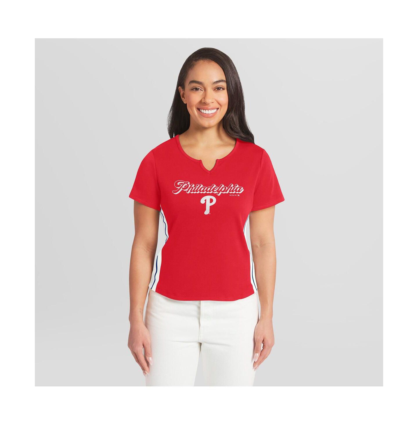 Женская футболка WEAR by Erin Andrews Red Philadelphia Phillies Notch Neck Cropped — фото 1