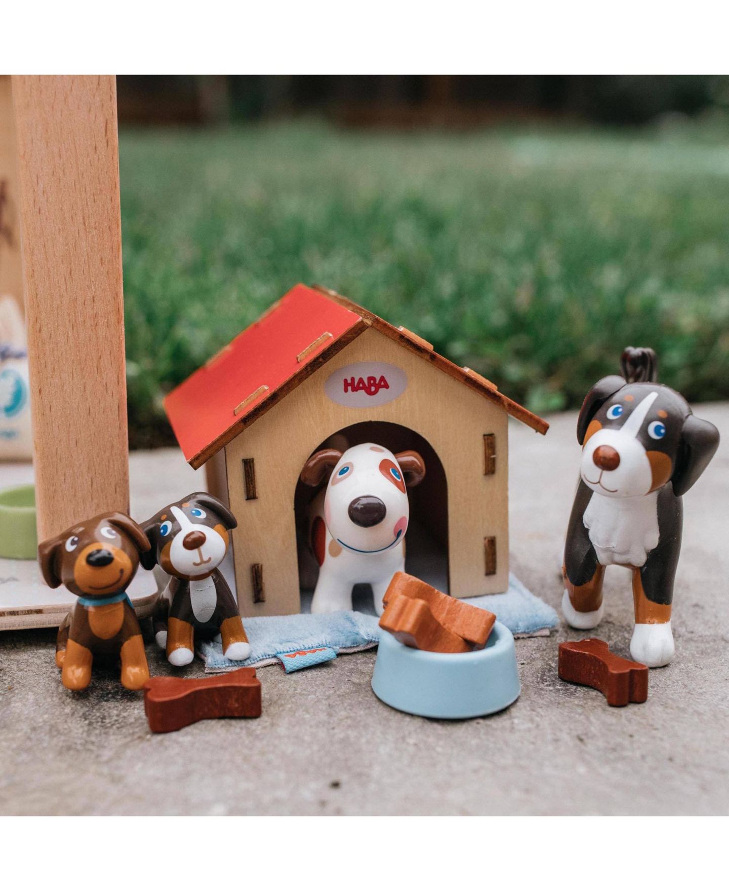 Детская фигурка Haba Lucky Dog 1.75" Figurine with Doghouse and Wooden Bones, Ages 3+, цвет: Красный — фото 4