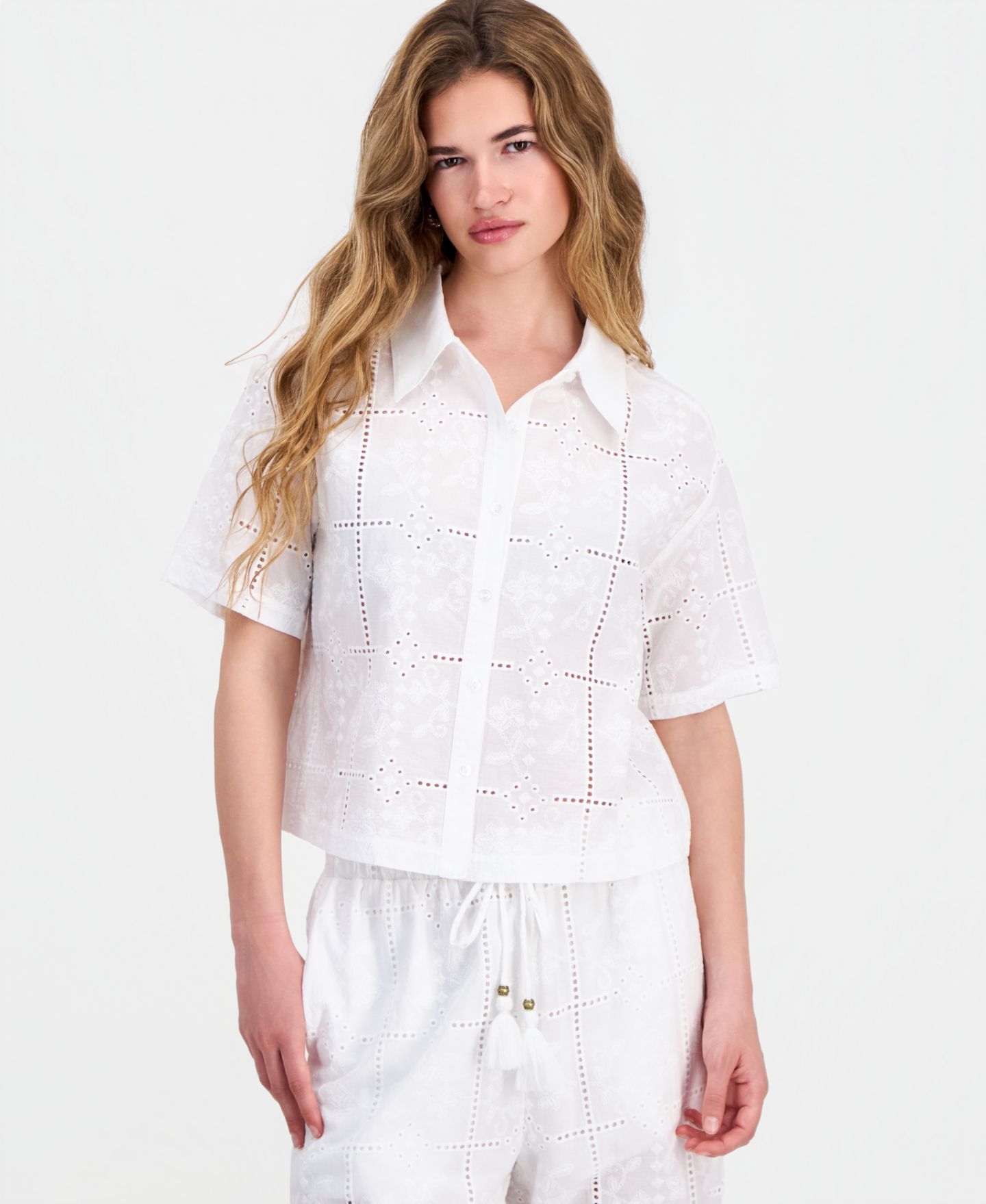 Женская рубашка And Now This Petite Cotton Embroidered Eyelet Camp, цвет: Яркий белый — фото 1