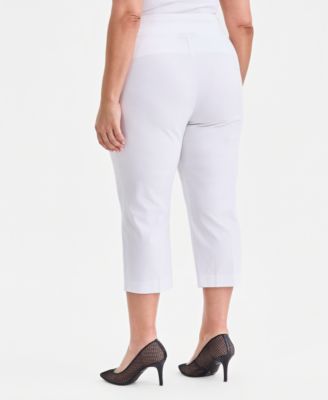 Plus Size Mid-Rise Pull-On Capri Pants