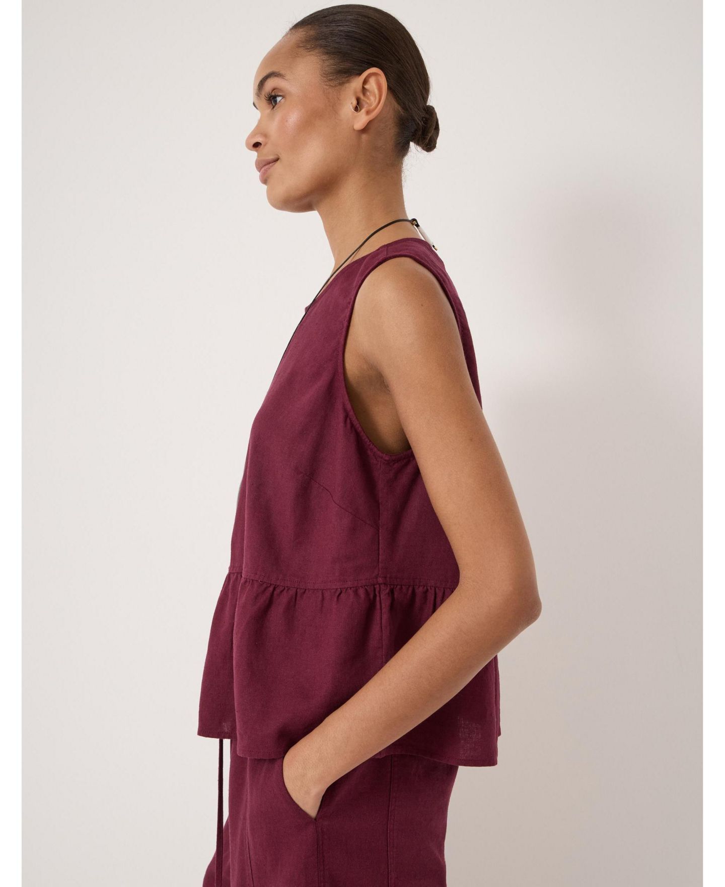 Женский топ Hush Nomie Linen Blend Peplum, цвет: Тёмно-бордовый красный — фото 3