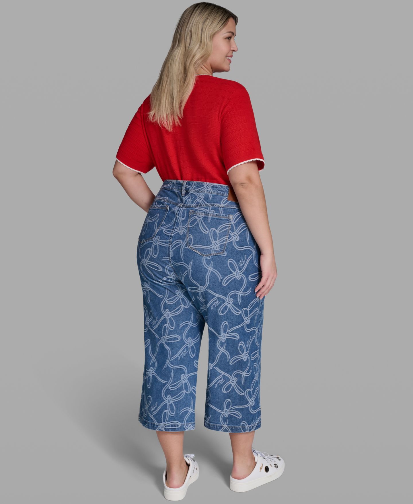 Женские джинсы KARL LAGERFELD PARIS Plus Size Mid-Rise Bow-Jacquard Cropped Jeans, цвет: Средний индиго — фото 5