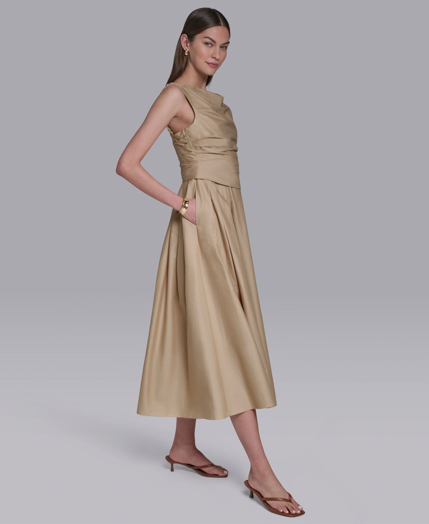 Женское платье Halston Boat Neck Sleeveless Pleated Midi, цвет: Бежевый хаки — фото 3