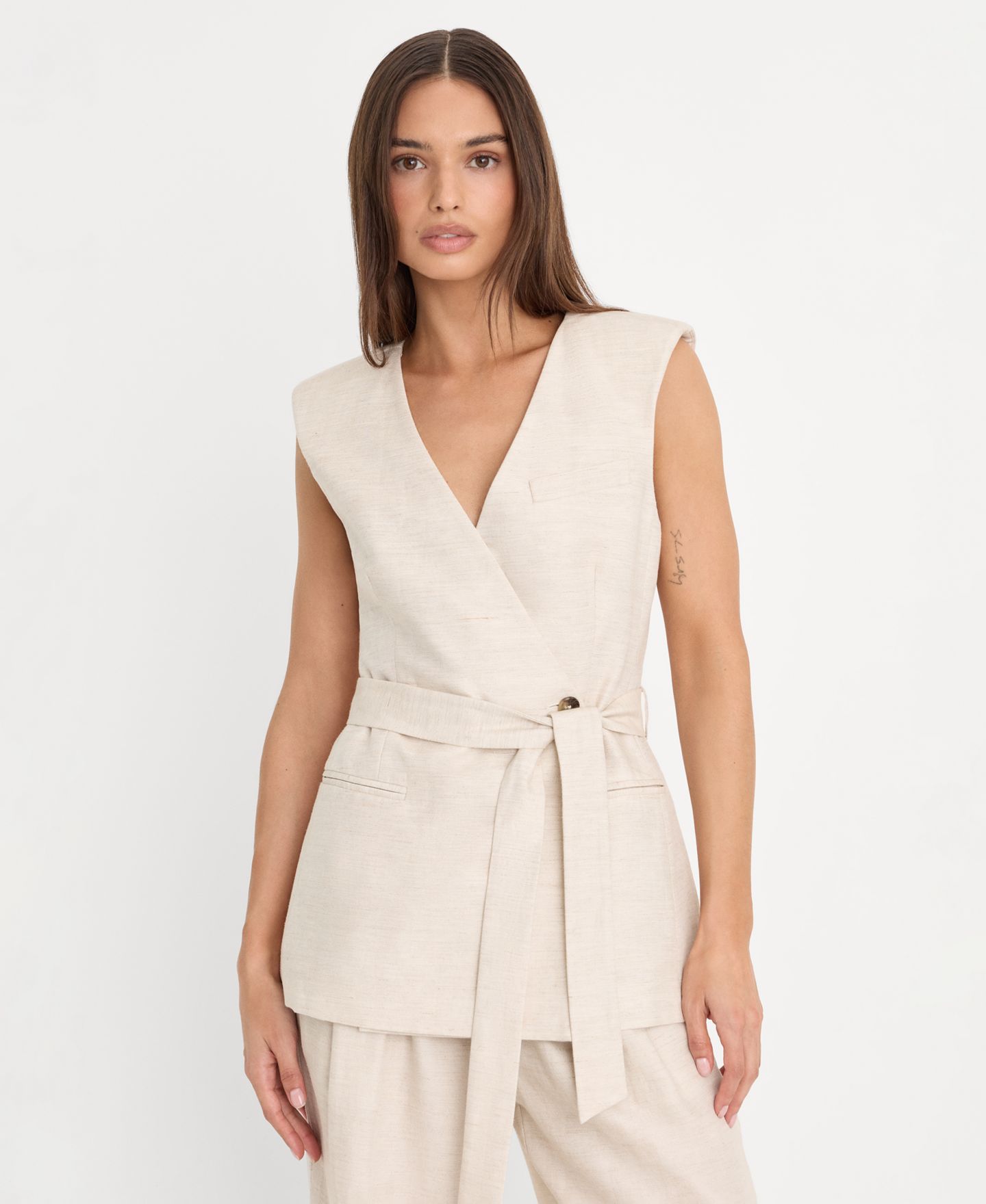 Женский жилет Good American Linen Sleeveless Belted, цвет: Овсяный — фото 1