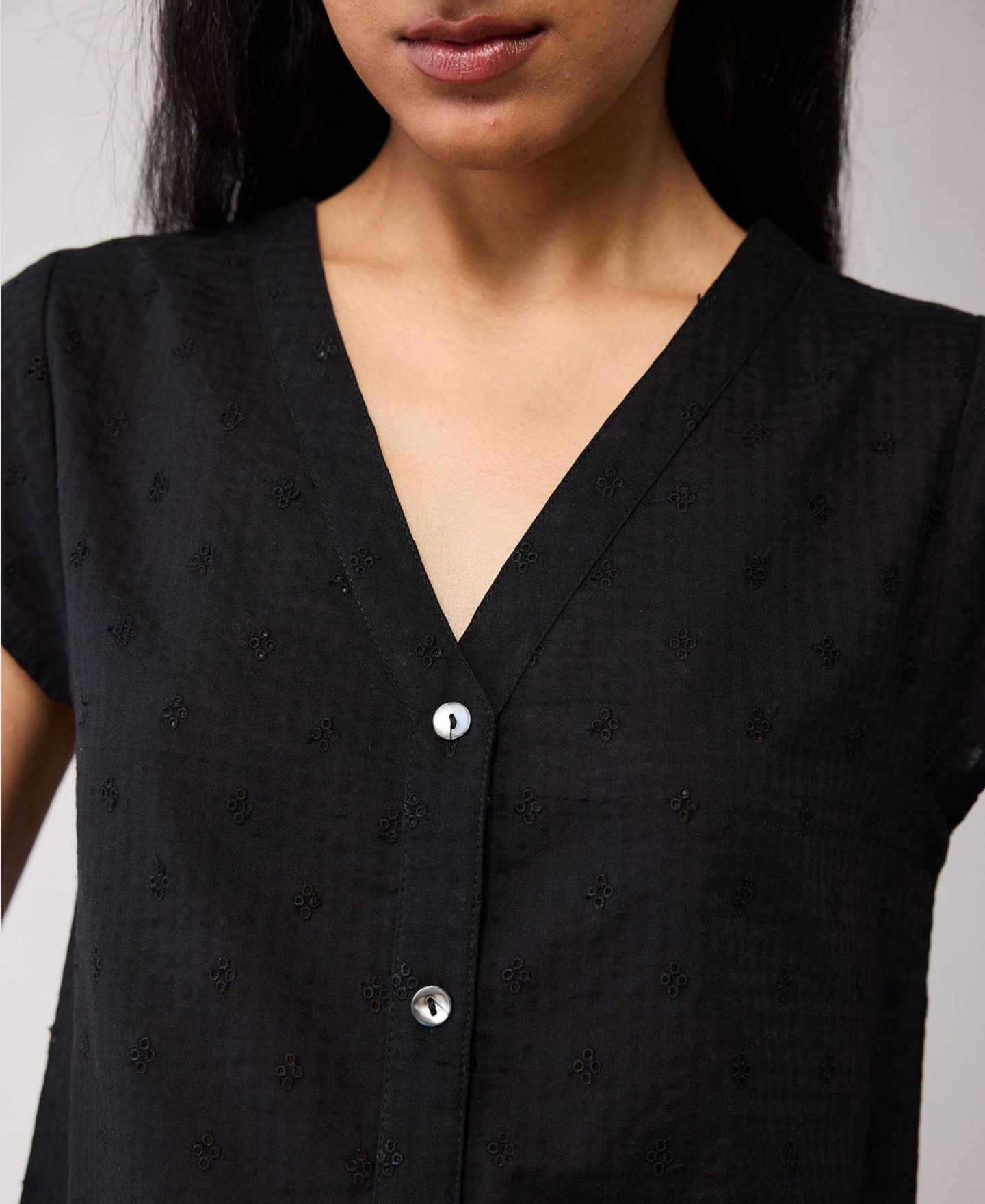 Женский топ Reistor V-Neck Embroidered with Front Buttons — фото 8