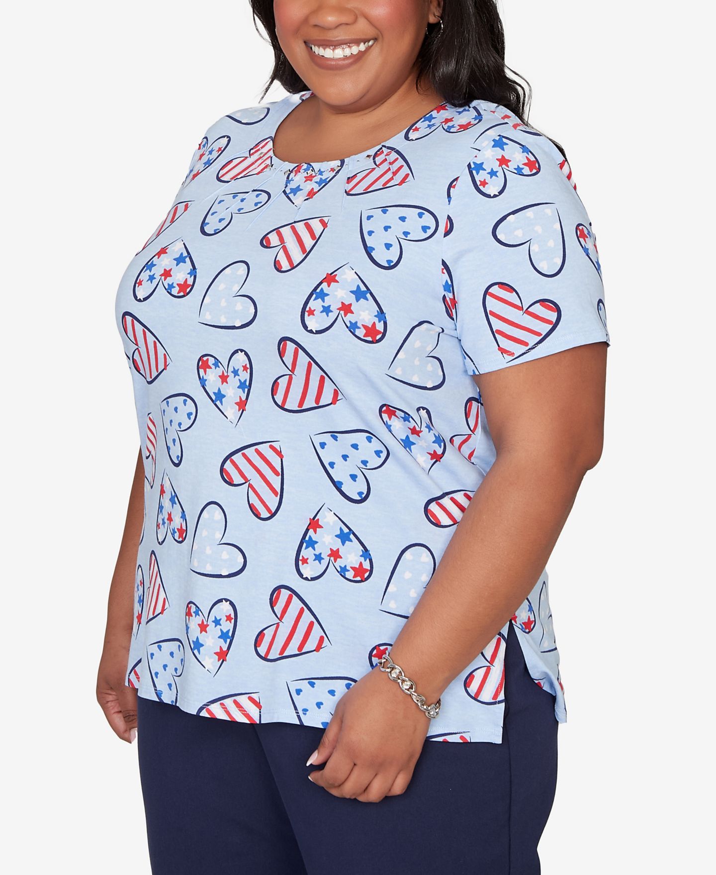 Женская футболка Alfred Dunner Plus Size Lady Liberty American Flag Hearts Printed, цвет: Синий разноцветный — фото 4