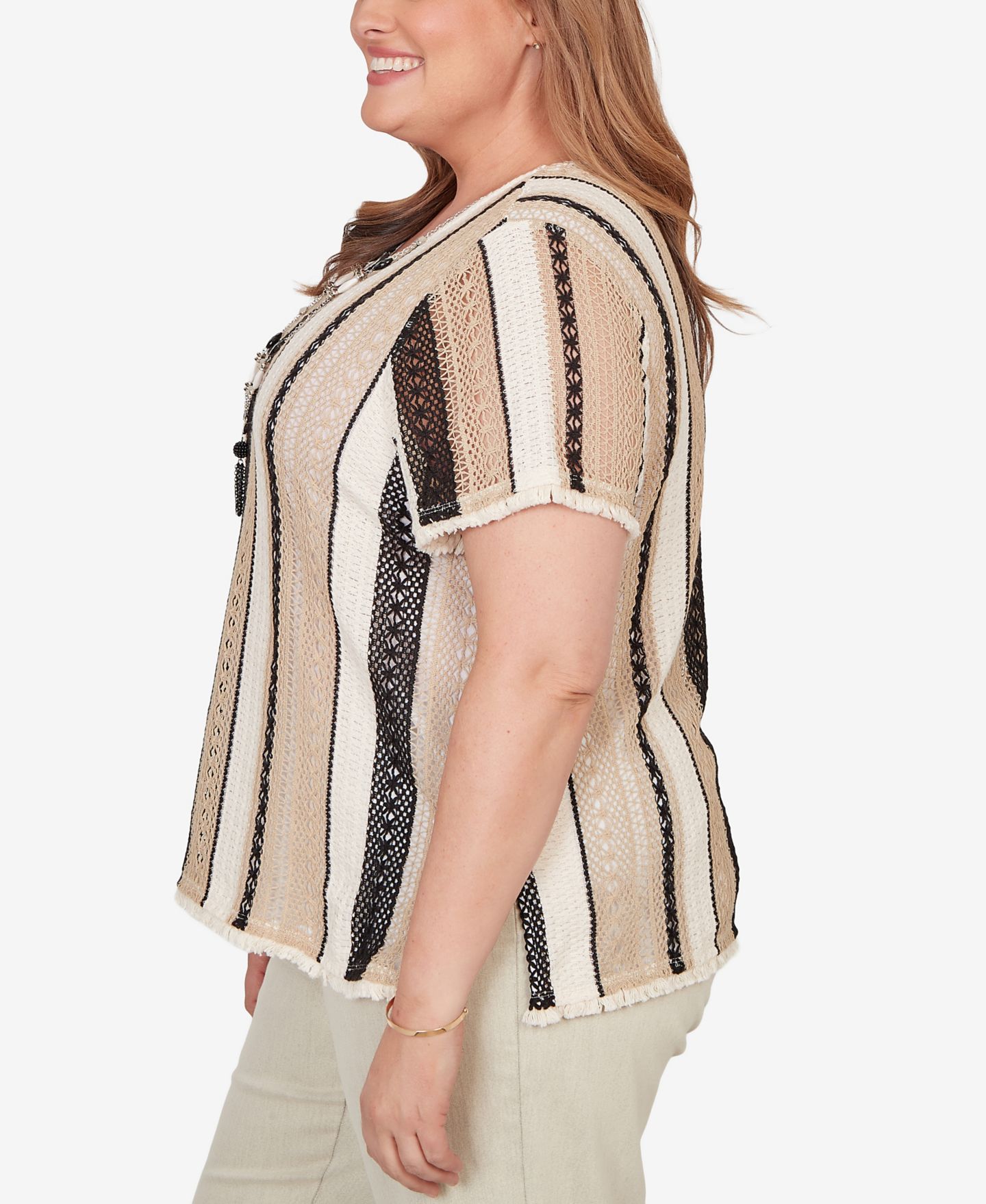 Женская футболка Alfred Dunner Plus Size Detail Driven Textured Spliced with Necklace, цвет: Чёрный разноцветный — фото 4
