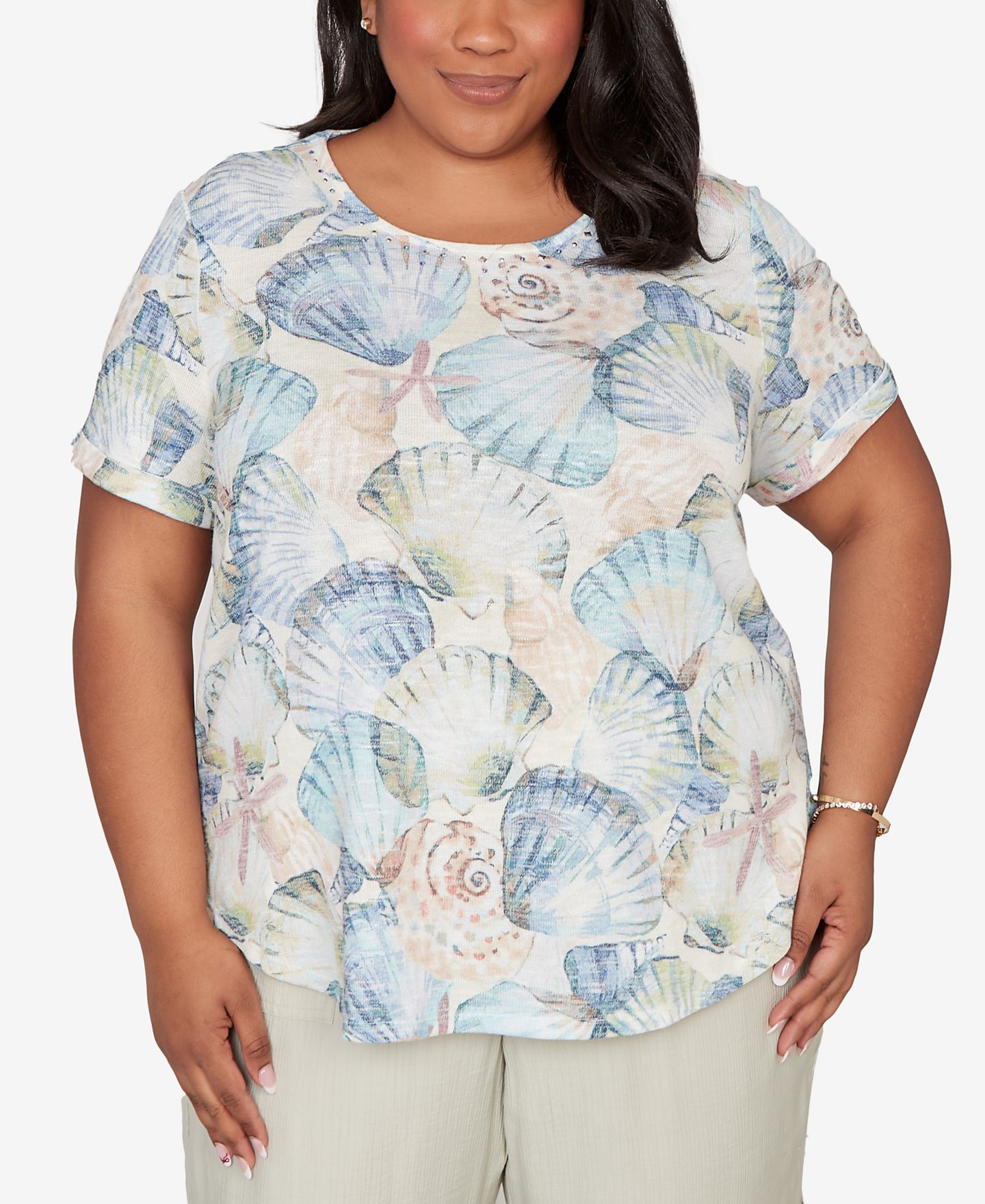 Женская футболка Alfred Dunner Plus Size Vintage Charm Seashells Embellished Solid, цвет: Пастельный — фото 1