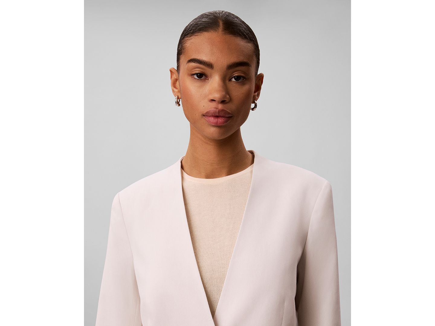 Женский пиджак Calvin Klein Classic Fit V-Neck Blazer, цвет: Белый песочный — фото 4
