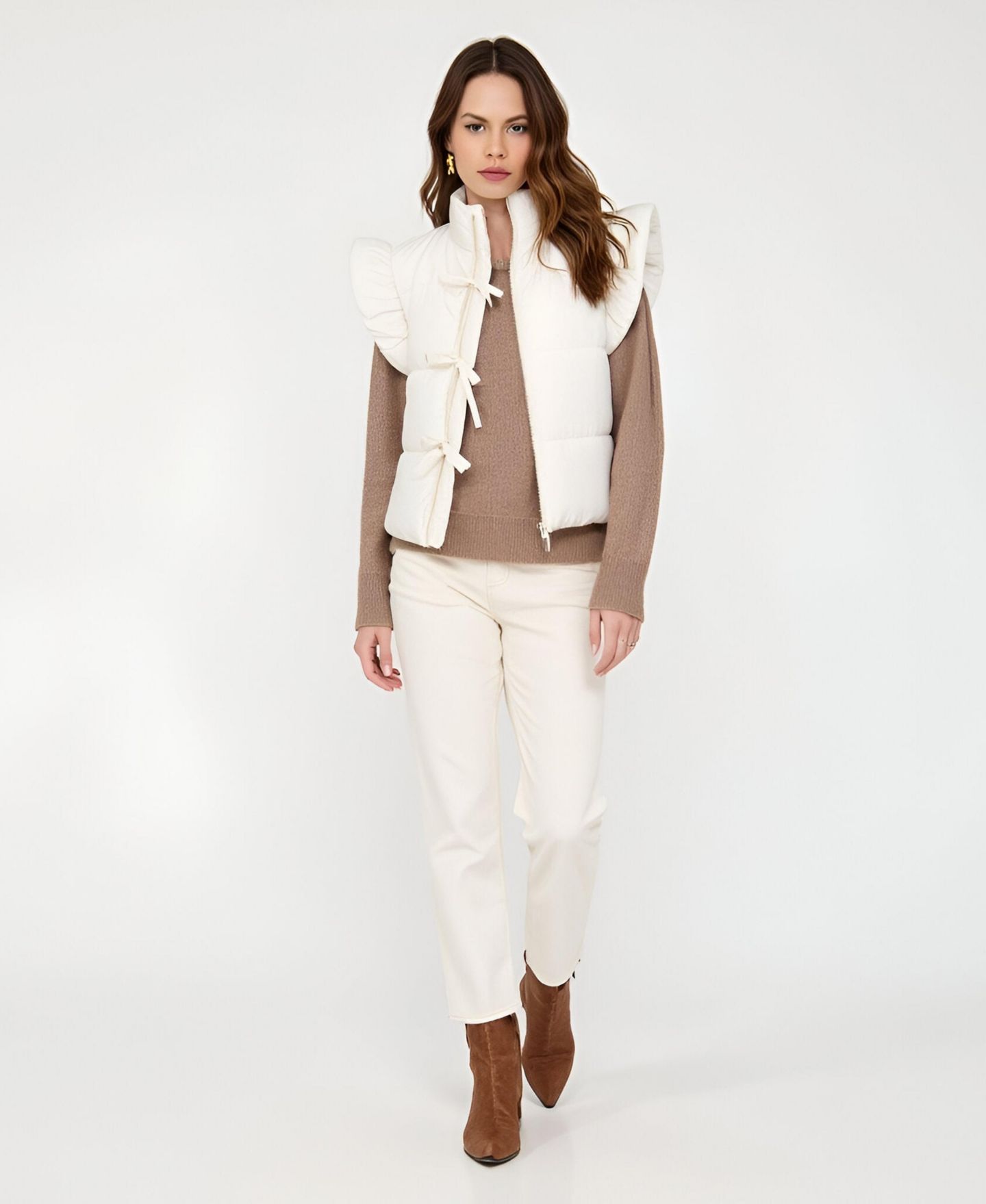 Женский жилет Modenaire Lea Ruffle Shoulder Tie-Front Puffer Vest, цвет: Белый — фото 4