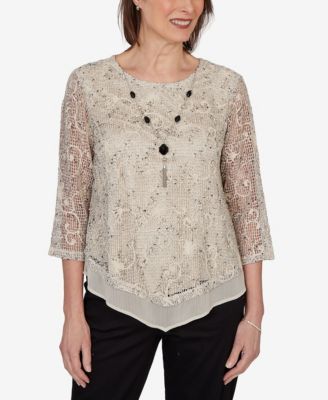 Petite Detail Driven Popcorn Mesh Pointed Hem Top with Necklace