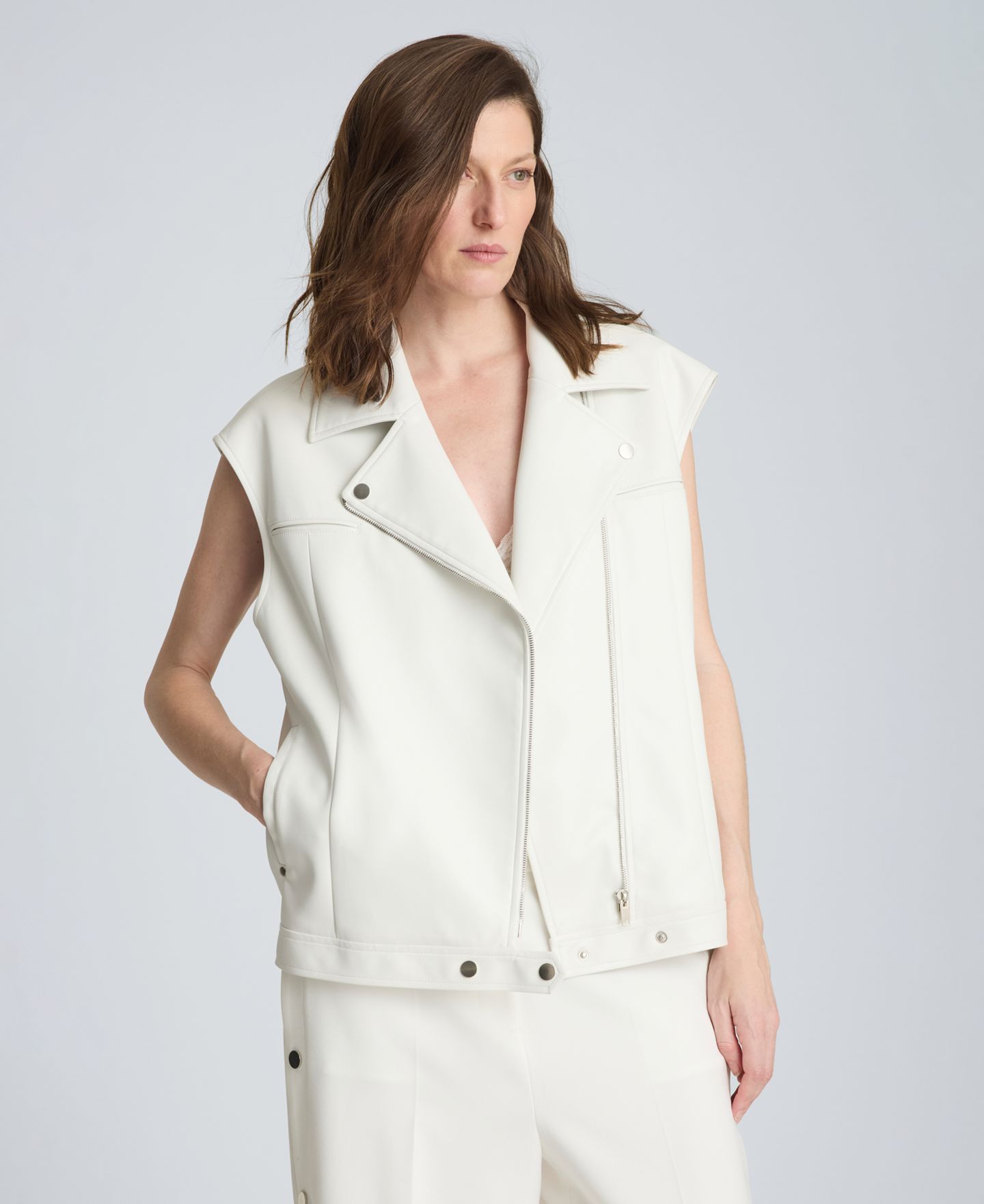 Женский жилет Kenneth Cole Boxy Moto Faux Leather Sleeveless Vest, цвет: Чистый белый — фото 4