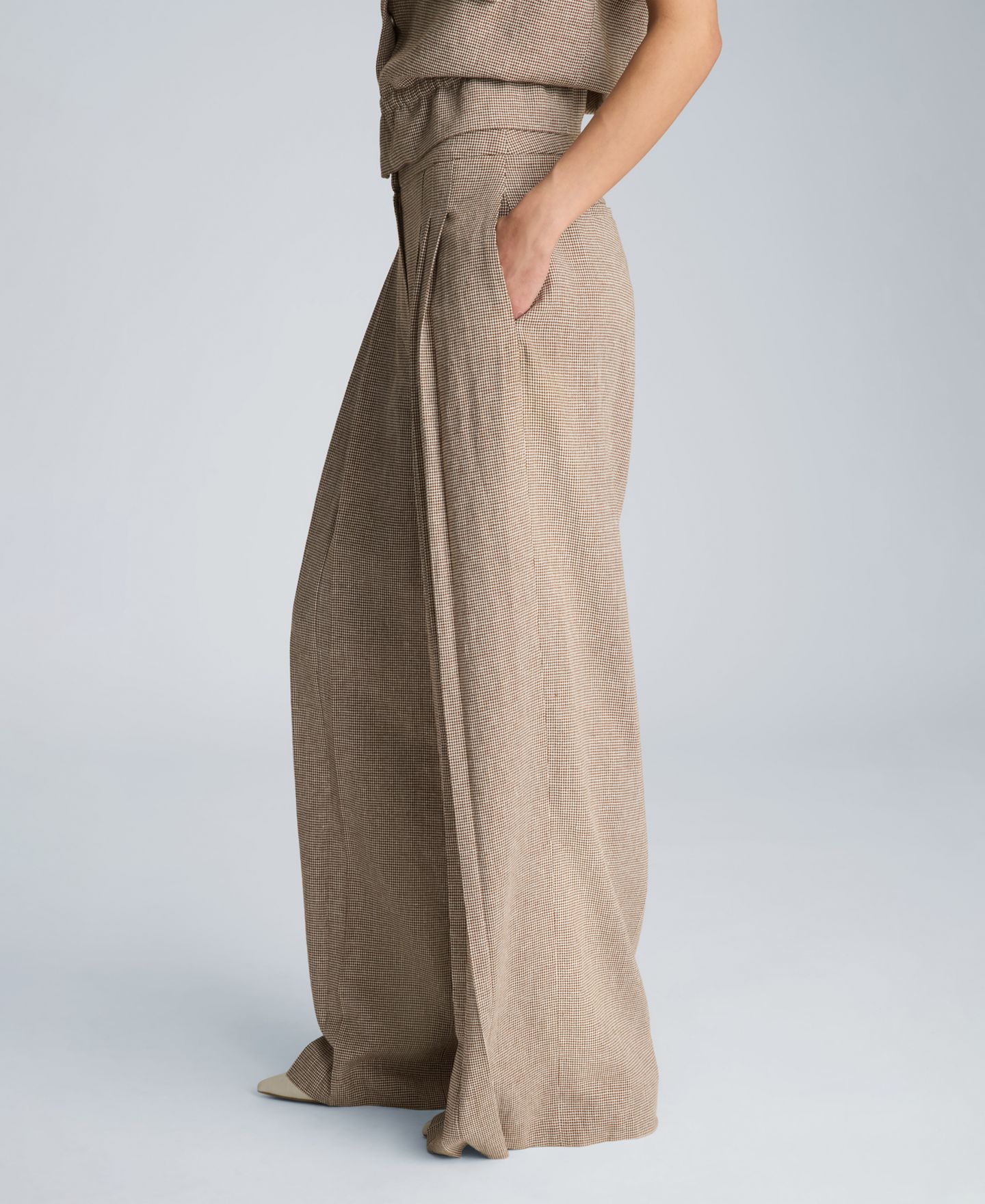 Женские брюки Kenneth Cole Fly Front High Rise Triple Pleated Linen Blend, цвет: Коричневый / Чистый белый — фото 2