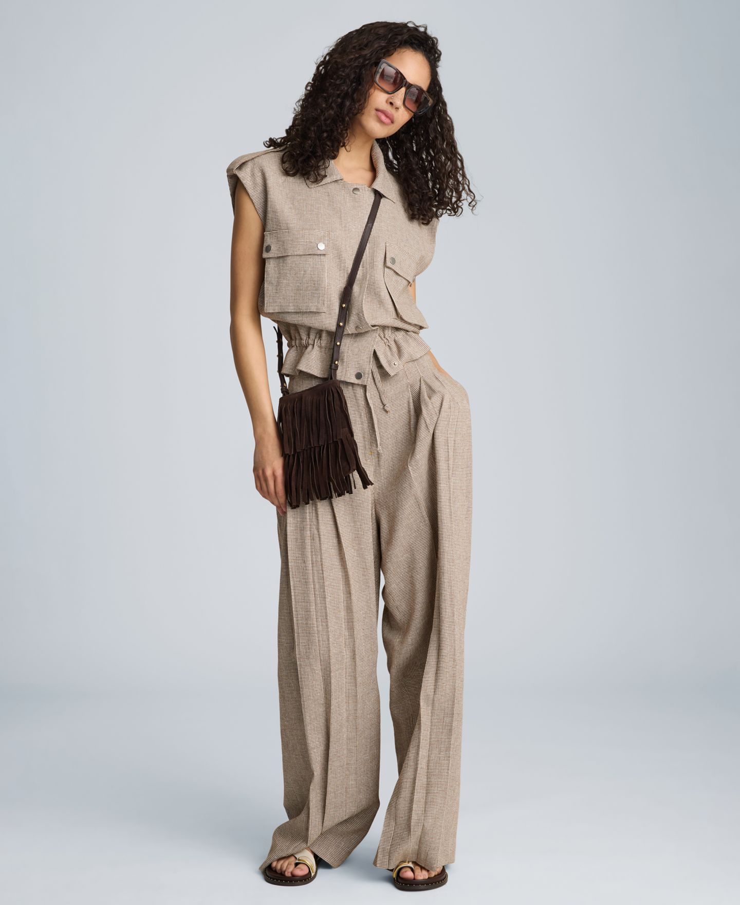 Женские брюки Kenneth Cole Fly Front High Rise Triple Pleated Linen Blend, цвет: Коричневый / Чистый белый — фото 13