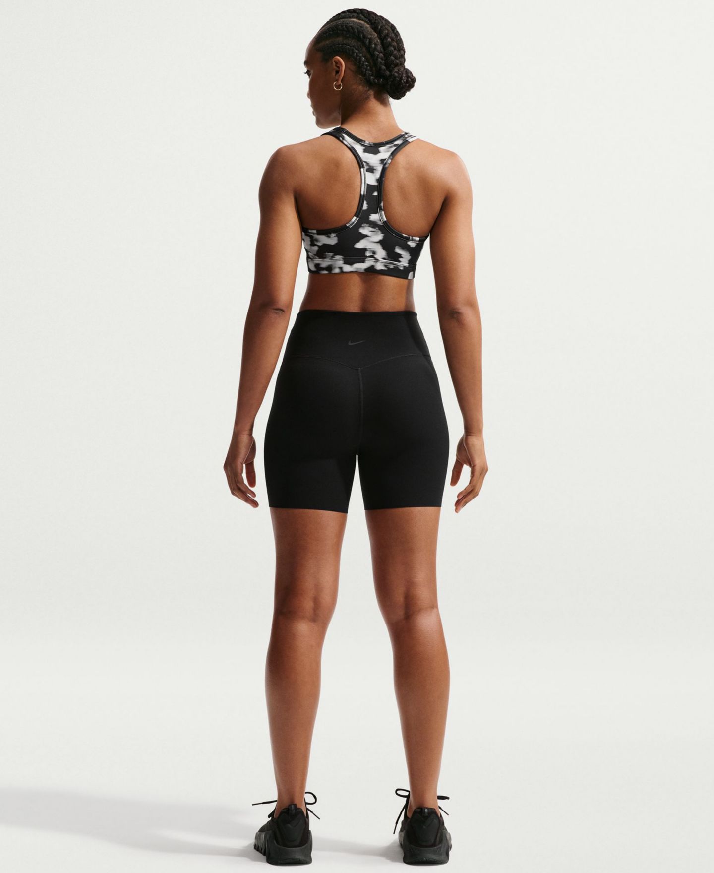 Спортивное бра Swoosh, уплотнённая чашка, средняя поддержка — Nike, цвет: Чёрный / Белый — фото 5